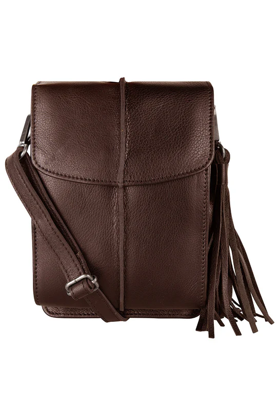 Op zoek naar een handige crossbody tas met slimme opbergmogelijkheden? Dan is de Mover jouw perfecte match. Dit kleine, leren tasje zit boordevol functionaliteit en voegt een stijlvolle twist toe aan je dagelijkse look.

Waarom jij kiest voor de Mover
✔ Compact met verrassend veel ruimte
Ondanks het compacte formaat biedt de Mover volop opbergruimte voor je pasjes, telefoon en kleine essentials. De tas sluit met een overslagflap met magneetsluiting en heeft een opvallende verticale streep voor een sportieve, eigentijdse uitstraling.

✔ Multifunctioneel te dragen
De Mover wordt geleverd met een verstelbare, afneembare schouderband én een afneembare leren kwast als speels detail. Extra handig: dankzij de lus aan de achterzijde draag je deze tas ook aan je riem – perfect voor festivals of handsfree momenten.

✔ Kleine tas, groots in stijl en gebruiksgemak
Een veelzijdige accessoire die zich moeiteloos aanpast aan jouw stijl en dagindeling – of je nu gaat wandelen, reizen of licht wilt pakken.

Details

Afmetingen: 13 × 20 × 3 cm

Materiaal: Echt leer

Indeling: Meerdere binnenvakken voor pasjes en telefoon

Sluiting: Magneetflap

Draagopties: Crossbody, over de schouder of aan een riem (dankzij achterlus)

Extra’s: Verstelbare & afneembare schouderband + afneembare kwast

 