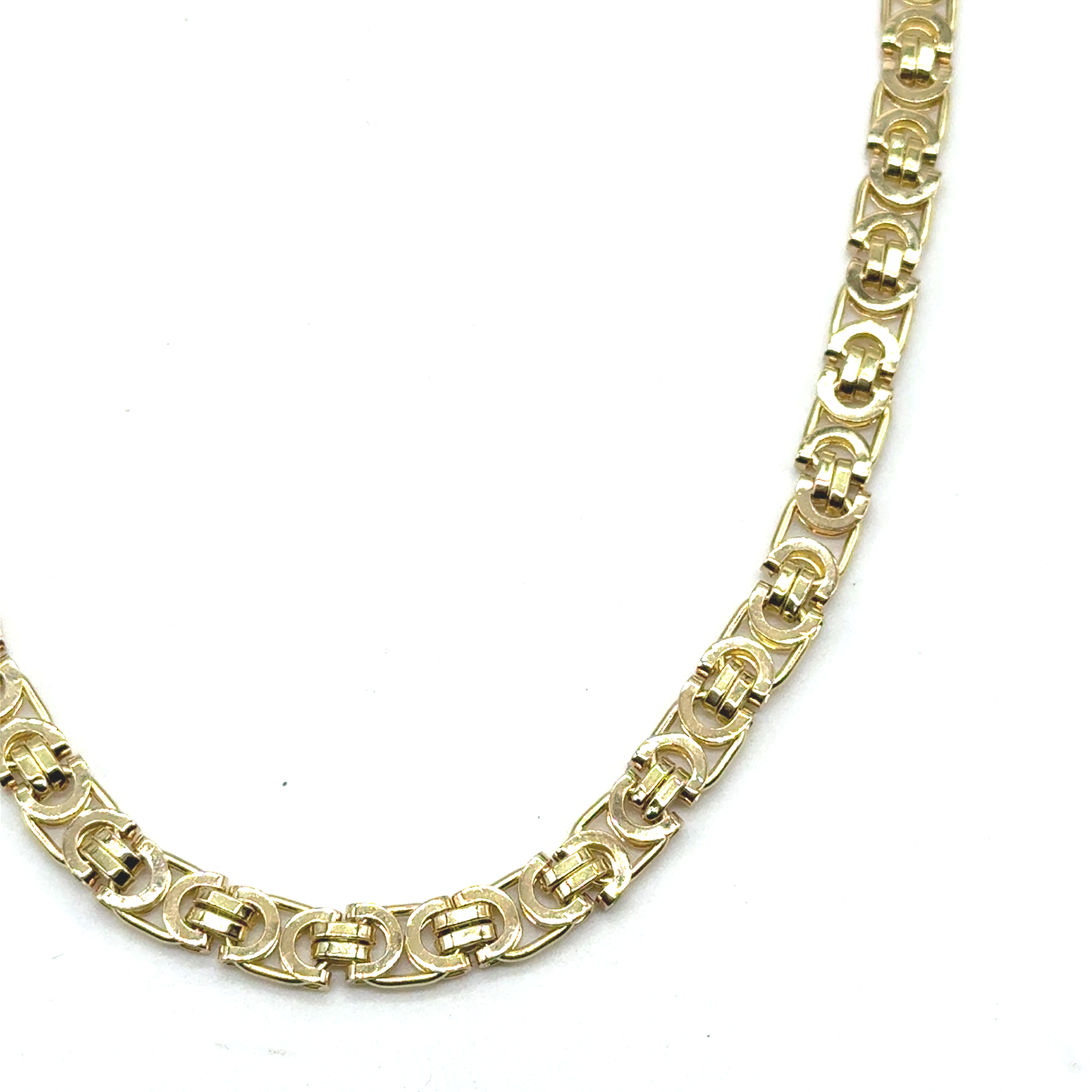 Deze massieve 14k geelgouden platte koningsschakel ketting, modelnummer SKJR1, biedt een luxueus ontwerp met een lengte van 65 cm en een breedte van 6 mm. Met een gewicht van 37,6 gram en een glanzende afwerking, is deze nieuwe ketting perfect voor elke gelegenheid. Draag het als een statement stuk bij zowel formele als casual outfits.