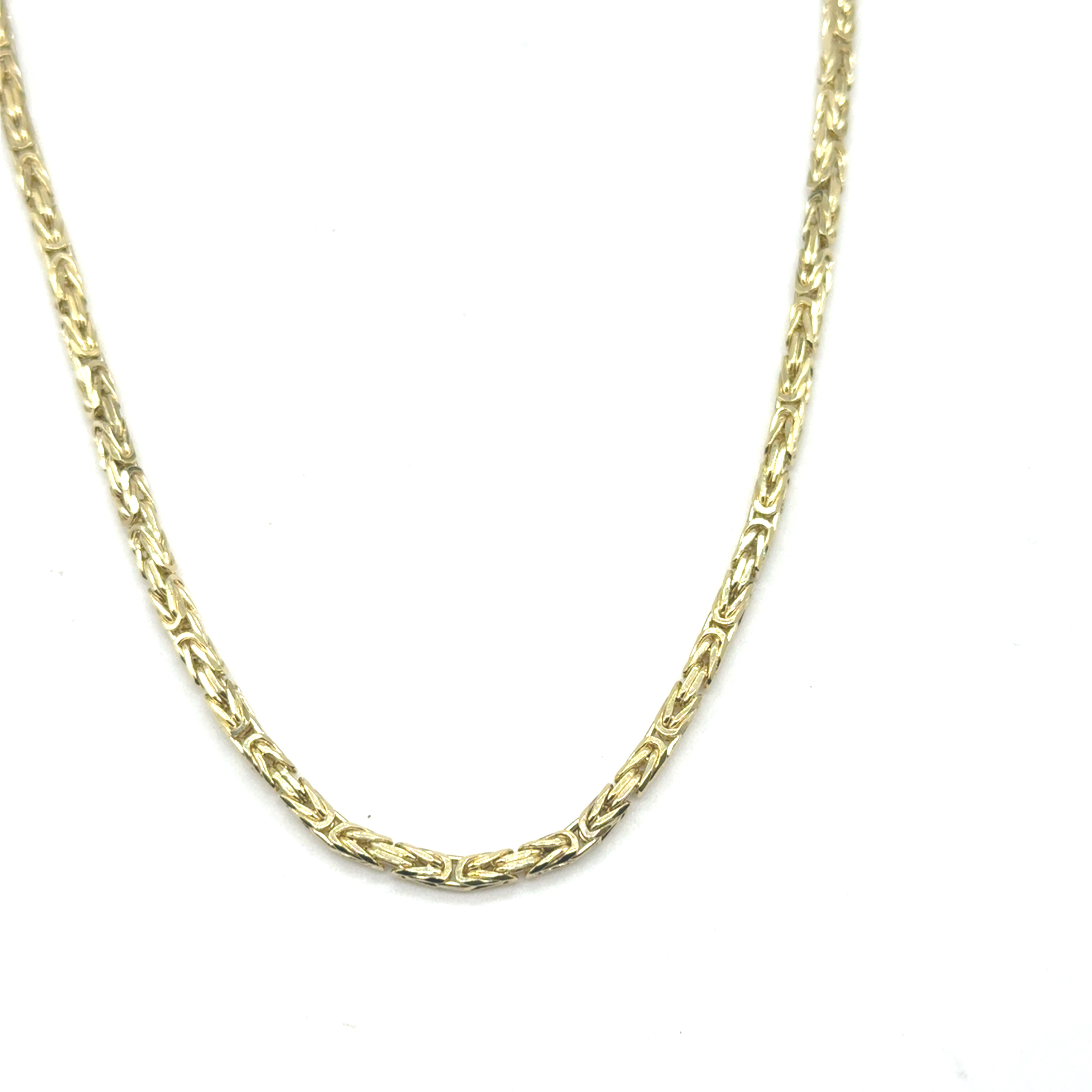 Deze koningsschakel is een prachtige gouden halsketting, vervaardigd uit 14-karaats goud met een gewicht van 47,3 gram. De ketting heeft een glanzende afwerking en een breedte van 3,1 mm. Perfect voor speciale gelegenheden of als dagelijks statementstuk. Draag met vertrouwen voor een tijdloze uitstraling.