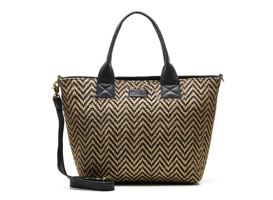 Zoek je een elegante én ruime tas die je moeiteloos meeneemt naar werk, studie of een dagje shoppen? Dan is de Romio Shopper jouw perfecte match. Deze stijlvolle shopper combineert caramel-zwart jacquard met een leren achterzijde, en is zowel praktisch als een echte blikvanger.

Waarom jij valt voor de Romio Shopper
✔ Veelzijdig en comfortabel te dragen
Voorzien van ruime schouderbanden én een lange, verstelbare band, zodat je deze grote shopper zowel over de schouder als crossbody kunt dragen – wat de dag ook brengt.

✔ Ruimte voor alles, inclusief je laptop
Deze shopper is verrassend ruim en voorzien van een gevoerd laptopvak geschikt voor een 14-inch laptop. Daarnaast vind je aan de binnenzijde een extra ritsvak en twee insteekvakken – ideaal voor telefoon, sleutels of pasjes.

✔ Afgewerkt met oog voor detail
De ritssluiting aan de bovenzijde zorgt voor veilige afsluiting. De combinatie van jacquardstof met leer geeft deze shopper een luxe, unieke uitstraling die perfect past bij de andere tassen uit de Romio-lijn.

Details
Kleur: Caramel/zwart jacquard met leren achterkant

Afmetingen: 50 × 30 × 13 cm

Materiaal: Jacquard stof & leer

Indeling: Hoofdvak met rits, laptopvak (14”), binnenritsvak & 2 insteekvakken

Draagopties: Schouder & crossbody

Sluiting: Ritssluiting

Perfect voor: Werk, studie of een dagje shoppen