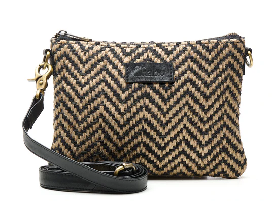 Zoek je een prachtige crossbody/clutch met rits en een lange, verstelbare leren schouderband, dan is dit jouw match.

Deze clutch van mooie jaquard stof in de combinatie zwart met caramel kun je crossover dragen en heeft een afsluitbare rits.
De achterzijde is geheel in leer uitgevoerd.

Deze cluch past perfect bij de Romio Shopper en Handbag. 
Aan de binnenkant vindt je nog een extra ritsvak en twee extra insteekvakken om je spullen veilig op te bergen.

SIZE: 24 x 17 x 2 cm