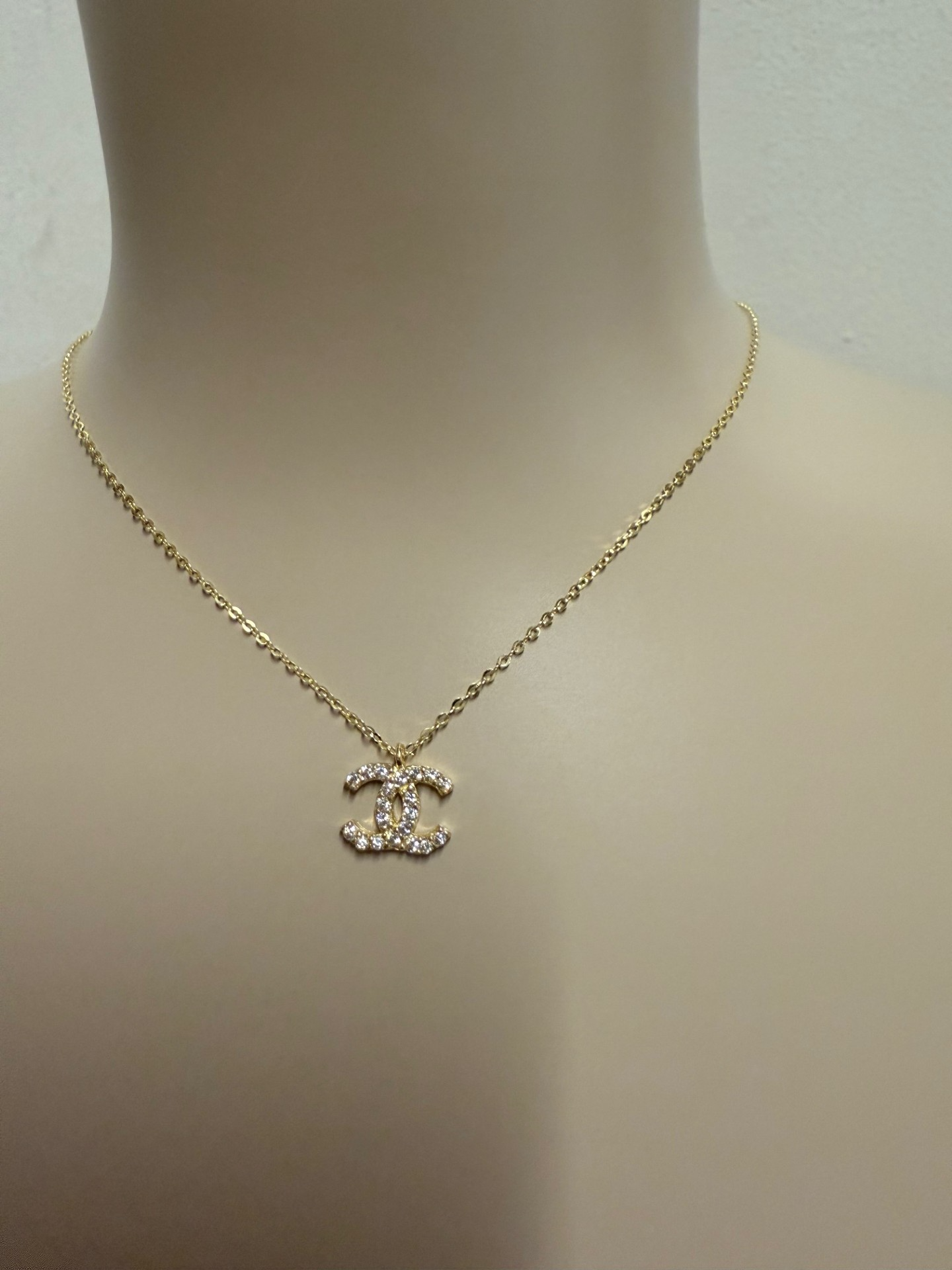 Product 1127 is een verfijnde ketting uit onze JEWEL-categorie. Deze prachtige halsketting voegt een vleugje elegantie toe aan elke outfit. Ideaal voor zowel formele gelegenheden als een chic alledaags accent. Draag het solo voor een subtiele look of in laagjes voor extra flair. Onmisbaar in elke sieradencollectie.