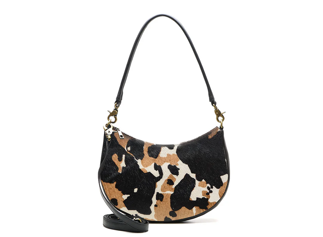 Ben je op zoek naar een echte eye-catcher? Dan is de Crazy Cow jouw nieuwe favoriet. Deze ruime leren tas combineert een uitgesproken stijl met praktisch gebruiksgemak – perfect voor wie graag opvalt én georganiseerd blijft.

Waarom de Crazy Cow een must-have is
✔ Opvallende look, slimme indeling
De Crazy Cow is uitgevoerd in prachtig hair-on leer, wat elke tas uniek maakt. Sluit veilig af met een rits, en biedt aan de binnenzijde extra zijvakken om je essentials netjes te organiseren.

✔ Draag 'm zoals jij wilt
Voorzien van een brede, leren schouderband én een lange, verstelbare crossbody-band. Draag haar elegant over je schouder of juist casual en praktisch als crossbody – afhankelijk van je outfit of gelegenheid.

✔ Ruimte & stijl in balans
Met een royale afmeting is deze tas geschikt voor dagelijks gebruik, citytrips of een dagje uit. Functioneel, zonder in te leveren op uitstraling.

Details
Verkrijgbaar in:
• Black & White (hair-on)
• Multi Cow (hair-on)

Afmetingen: 31 × 20 × 8 cm

Materiaal: Echt leer met hair-on afwerking

Indeling: Hoofdvak met rits + zijvakken binnenin

Draagopties: Schouder & crossbody

Sluiting: Ritssluiting

Band: Korte schouderband + lange verstelbare band