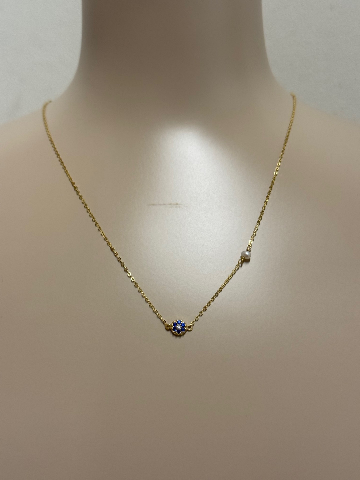 De 1143 is een prachtige fantasieketting, deel van de 'Jewel' collectie. Gemaakt van 14-karaats goud, met een elegante goudkleur. De ketting heeft een lengte van 450 mm. Perfect voor zowel speciale gelegenheden als dagelijks gebruik. Draag het solo voor een subtiele charme of combineer met andere stukken voor een gedurfde uitstraling.