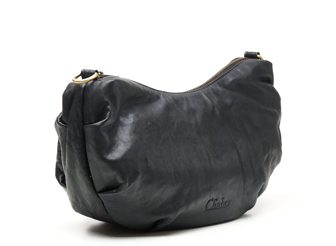 Op zoek naar een echte eye-catcher? Met de Bobby Banana Bag trek je gegarandeerd de aandacht – of je nu naar een festival, lunchafspraak of de stad gaat. Deze ruime, zachte leren tas combineert een unieke vorm met verrassend veel ruimte en draagcomfort.

Waarom jij kiest voor de Bobby Banana Bag
✔ Uniek & opvallend design
De tas heeft een karakteristieke, brede schouderband die haar een speelse, stijlvolle uitstraling geeft. Perfect om je outfit net dat beetje extra te geven.

✔ Draag 'm zoals jij wilt
Dankzij de lange, verstelbare crossover band draag je deze tas comfortabel als crossbody of over één schouder – casual of juist chic.

✔ Slim & ruim ingedeeld
De tas sluit veilig met een rits aan de bovenzijde. Binnenin vind je handige zijvakken, en aan de achterkant nog een extra ritsvak – ideaal voor het snel opbergen van je telefoon, sleutels of pasjes.

Details
Verkrijgbaar in: Zwart, Caramel en Chocolate

Afmetingen: 28 × 20 × 7 cm

Materiaal: Zacht leer

Indeling: Hoofdvak met rits, binnenvakken & achterritsvak

Draagopties: Schouder & crossbody

Sluiting: Ritssluiting

Unieke brede schouderband voor een opvallende look