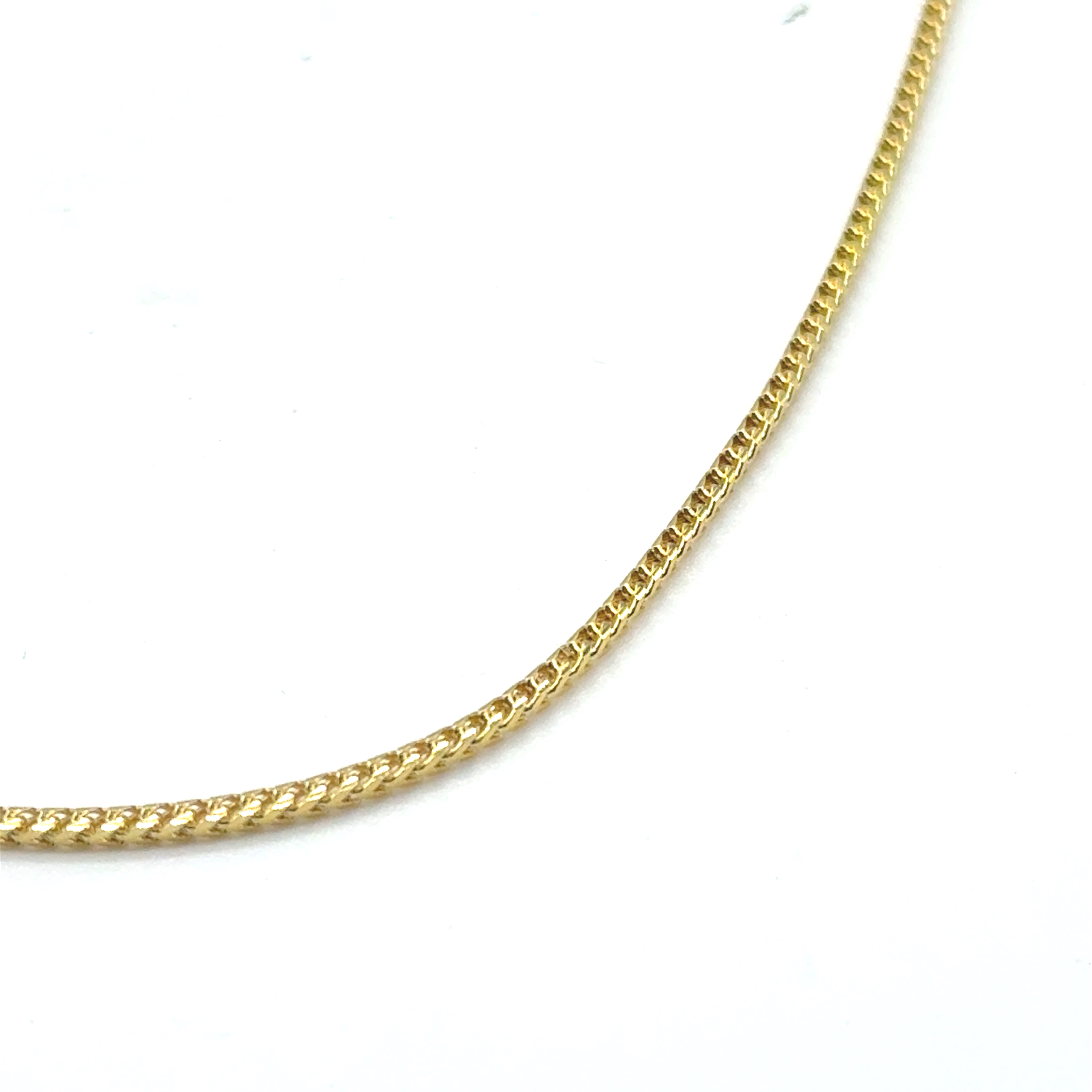 De geelgouden massieve franco ketting heeft een breedte van 1,3 mm en een lengte van 55 cm. Gemaakt van 14 karaat goud en goudkleurig, glanst deze ketting prachtig met een gewicht van 7,9 gram. Ideaal om solo te dragen of met een hanger voor een verfijnde look. Geschikt voor elke gelegenheid!