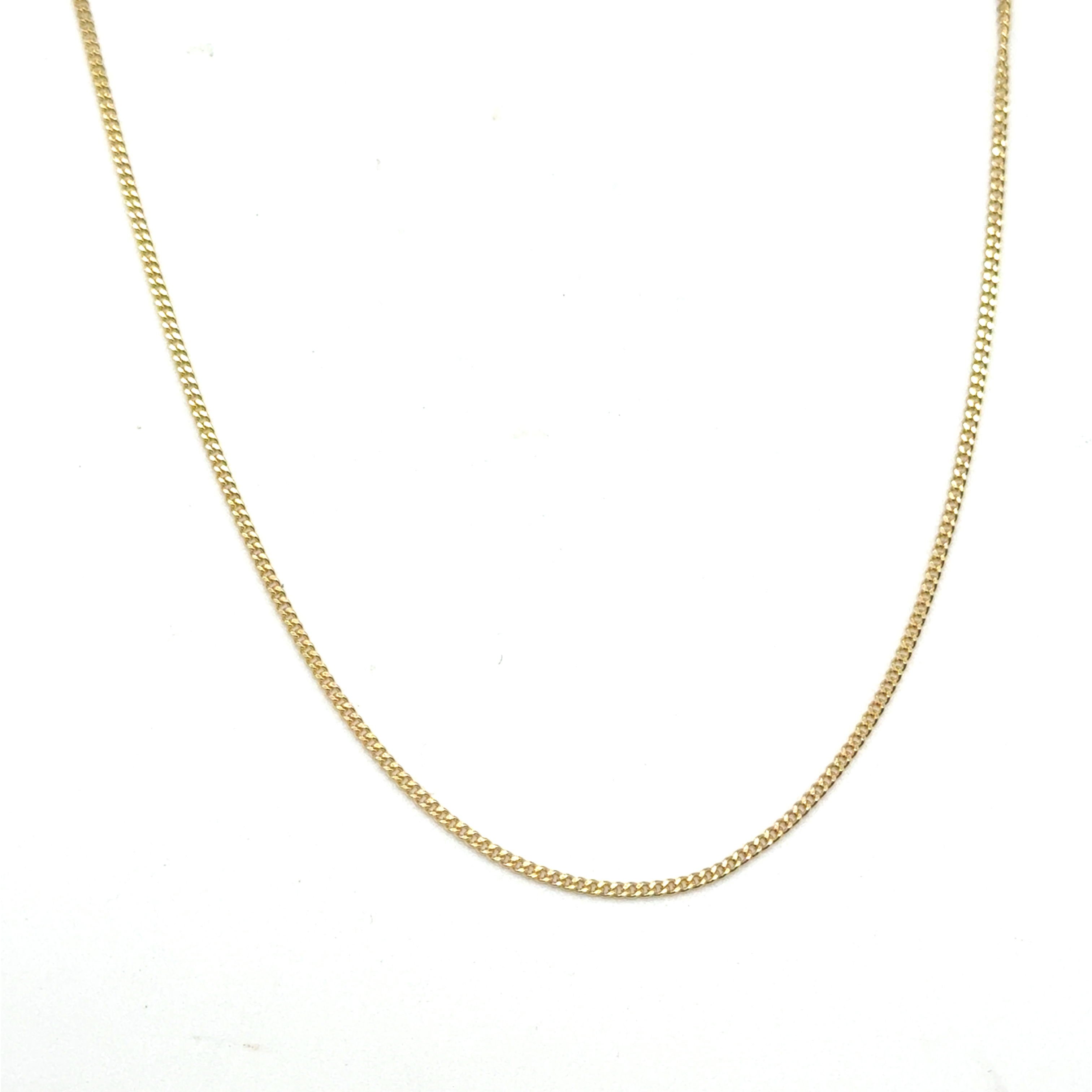 Ontdek de prachtige 14k geelgouden massieve cuban link ketting met een breedte van 1,3 mm. Deze glanzende ketting weegt 3,8 gram en is 60 cm lang. Perfect te dragen als statement piece of in combinatie met andere kettingen voor een gelaagde look. Voeg luxe en elegantie toe aan elke outfit!