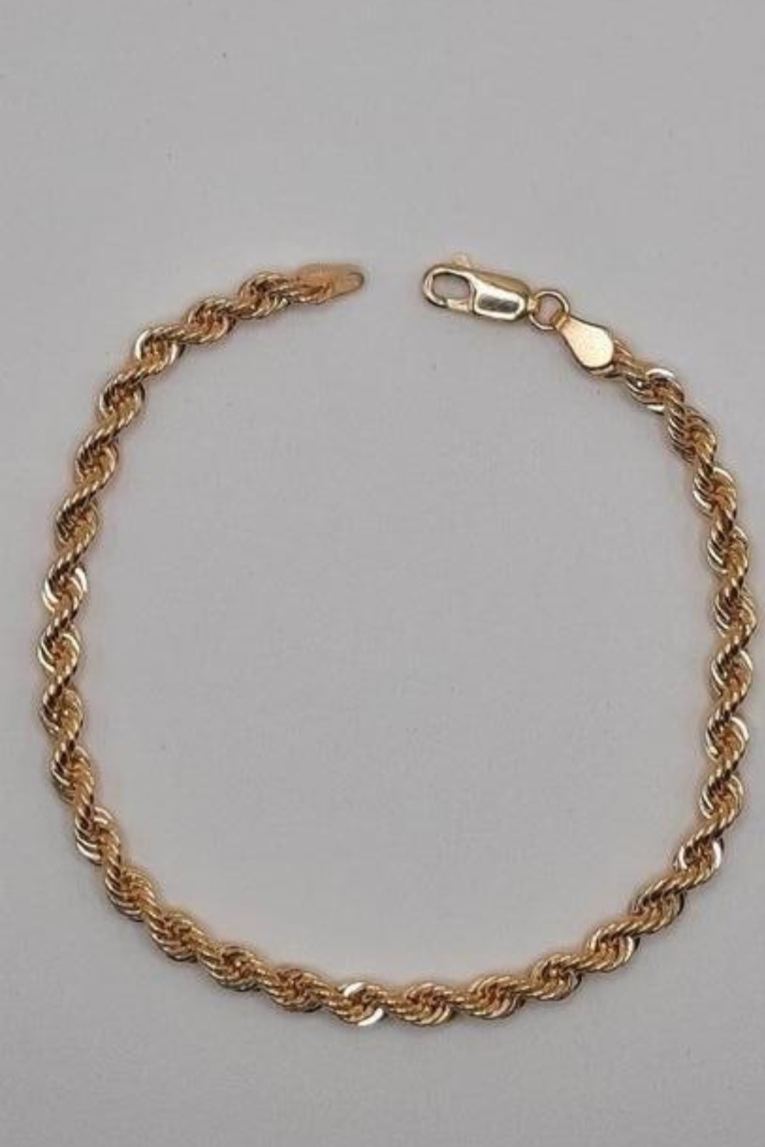 De gouden armband (modelnummer BREA-RDL-0002938) is een elegante 14-karaats gouden juweel, met een glanzende afwerking en 4,3 mm breed. Hij weegt 4,1 gram en is 180 mm lang. Draag deze tijdloze armband solo voor een subtiele touch of combineer met andere juwelen voor een luxueuze uitstraling. Perfect voor elke gelegenheid.