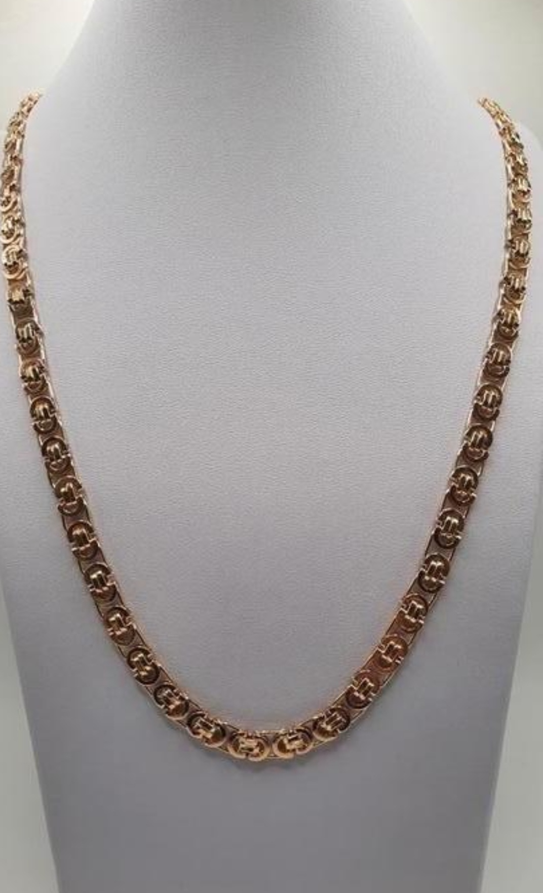 Deze gouden ketting, modelnummer 0002472, is een schitterend sieraad van 14 karaat goud. Met een lengte van 650 mm, een gewicht van 36,88 gram en een breedte van 6,3 mm straalt het luxe uit. Perfect voor zowel dagelijks gebruik als speciale gelegenheden. Draag de ketting om je look verfijnd en elegant te maken.