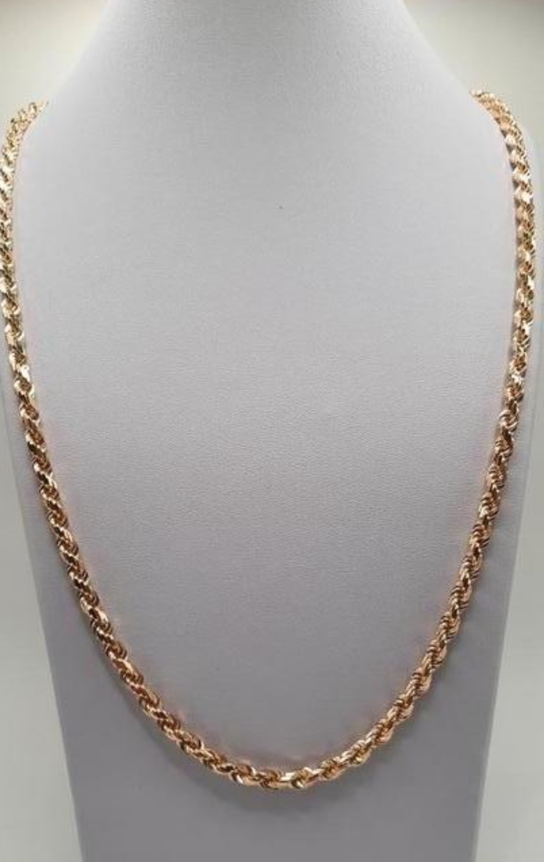 Deze prachtige gouden ketting, model BREA-0001547, heeft een luxe uitstraling met een lengte van 600 mm en een breedte van 4,4 mm. Gemaakt van 14kt goud, weegt hij 47,46 gram. Draag deze ketting als een statement piece op een simpele outfit of combineer met andere gouden sieraden voor een elegante look.
