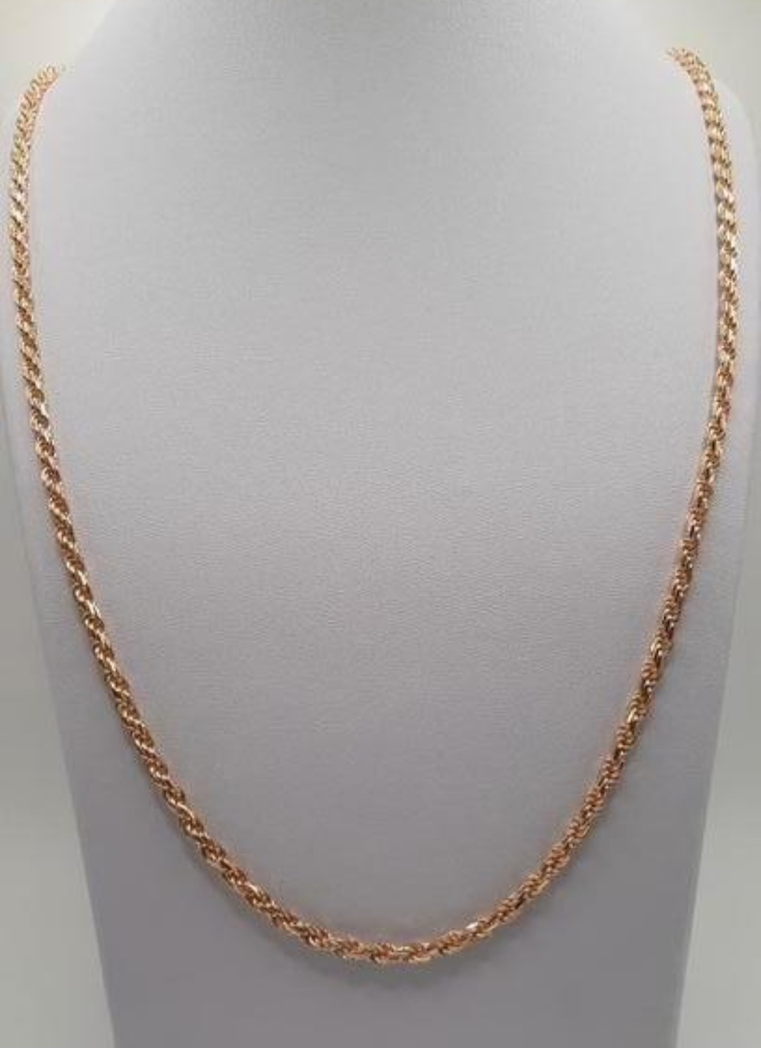 De gouden ketting met modelnummer BREA-000233 is gemaakt van 14-karaats goud en weegt 27,9 gram. Met een lengte van 650 mm en een breedte van 3,4 mm, heeft deze ketting een glanzende afwerking. Draag het elegant solo voor een verfijnde look of laag met andere kettingen voor een trendy uitstraling.