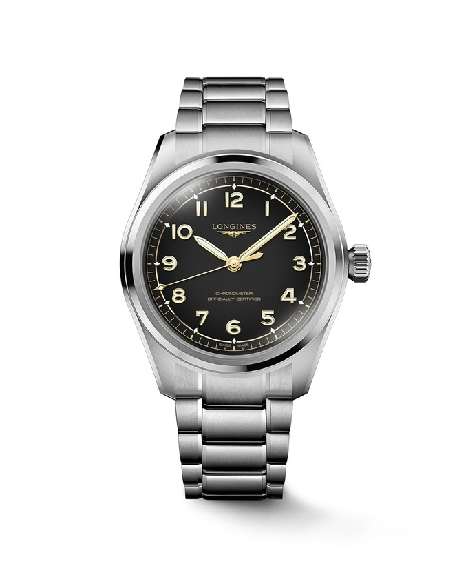 Dit Longines horloge behoort tot de Spirit Pilot collectie.
Referentienummer: L3.809.4.53.6

Dit Longines horloge is uitgerust met een automatisch kaliber L888.4 uurwerk. Het uurwerk is chronometergecertificeerd door het COSC. Het horloge met zwarte wijzerplaat heeft een stalen 39mm kast met goudkleurige wijzers en indexen. De wijzers en indexen zijn beide voorzien van witte superluminova voor een verbeterde zichtbaarheid bij weinig licht. Het horloge is getest op een waterdichtheid van 10 ATM / 100 M en wordt beschermd met een krasvrij saffierglas.

Sinds de begindagen werkt LONGINES samen met enkele van 's werelds meest opmerkelijke pioniers die de grenzen van het mogelijke verkenden, of het nu tijdens een vlucht, op open zee of op onbekend terrein was. De LONGINES Spirit Pilot-collectie is een eerbetoon aan de gedurfde geest die deze pioniers inspireerde om nieuwe horizonten te verkennen en het buitengewone na te streven. De LONGINES Spirit Pilot combineert respect voor erfgoed met innovatie en herinterpreteert klassieke pilotenelementen in een fris, toekomstgericht design. Strakke lijnen en nauwgezet vakmanschap geven elk horloge een moderne elegantie. 