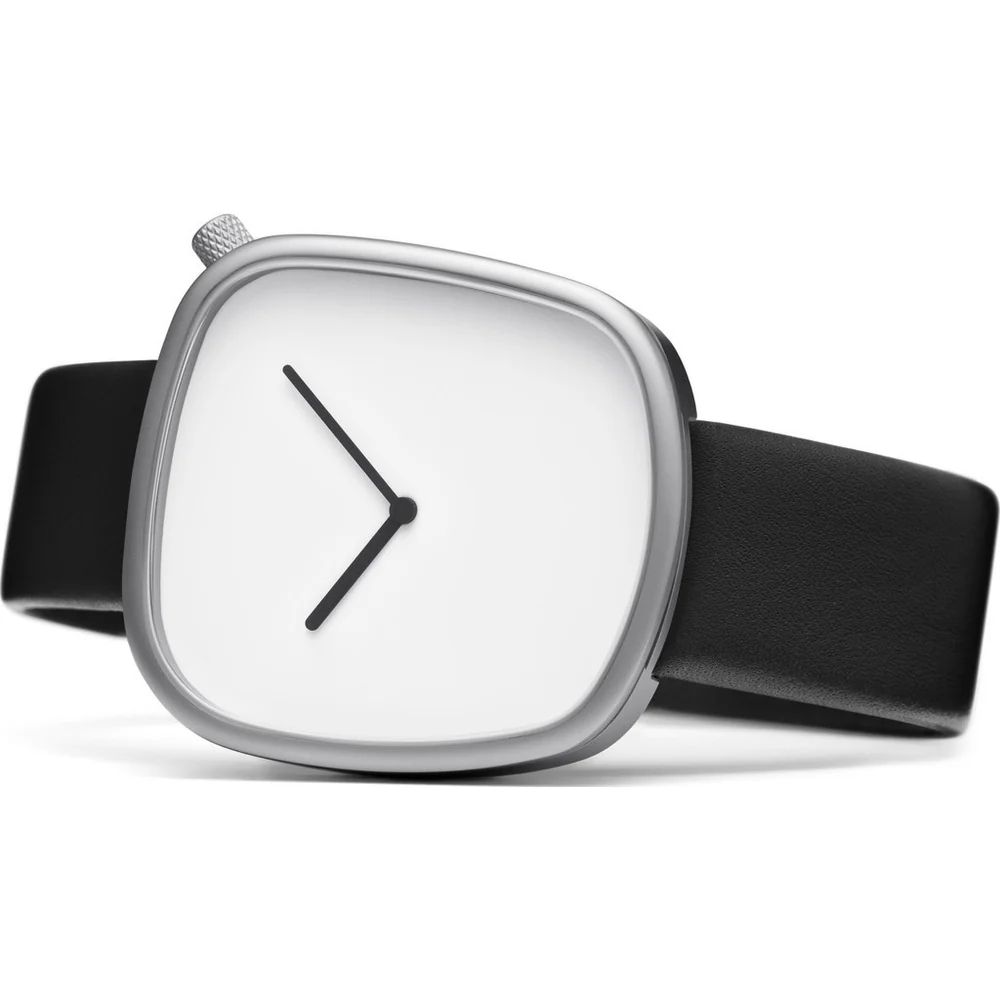 Een polshorloge Bulbul model Pebble met witte wijzerplaat en zwarte leren band.
Bulbul Watches is a contemporary, Danish watch brand dedicated to merging time-honored craft with forward-thinking design innovation.