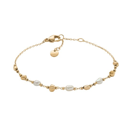 Een gepolijste, goudkleurige roestvrijstalen armband wordt geaccentueerd met zoetwaterparels en goudkleurige steentjes, vastgezet met een karabijnsluiting voor ingetogen elegantie en draagcomfort.