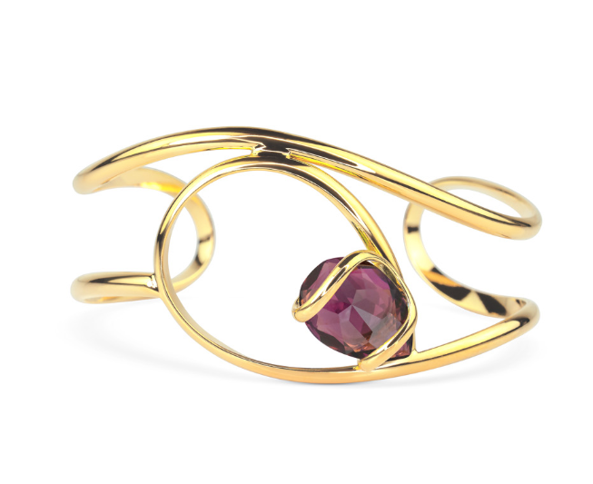 De Andrea Marazzini - Rosee Amethist armband, modelnummer GOPEAAMBRS, is een goudkleurige, verguld armband die tot de categorie sieraden behoort. Ideaal om te combineren met andere gouden sieraden voor een elegante look. Draag het bij een chique avondjurk of een stijlvolle blouse voor een verfijnde uitstraling. Perfect voor elke speciale gelegenheid.