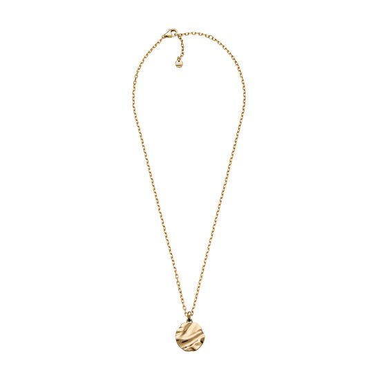 Een medaillon met een organische golftextuur van goudkleurig roestvrij staal hangt aan een minimalistische ketting die wordt vastgemaakt met een karabijnsluiting; het geheel belichaamt een strakke en eigentijdse esthetiek.