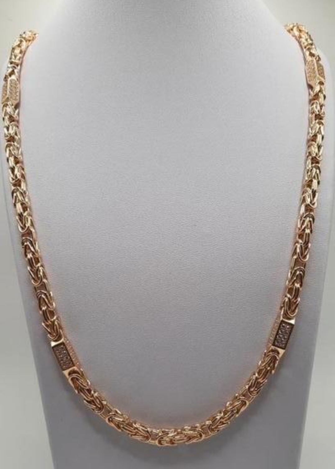 De gouden ketting met modelnummer 000106 is een schitterend sieraad van 14-karaats goud, met een lengte van 65 cm en een breedte van 6 mm. Het is versierd met zirkonia's en weegt 47,8 gram. Perfect te dragen als statement piece bij zowel formele als dagelijkse outfits, voor een elegante uitstraling.