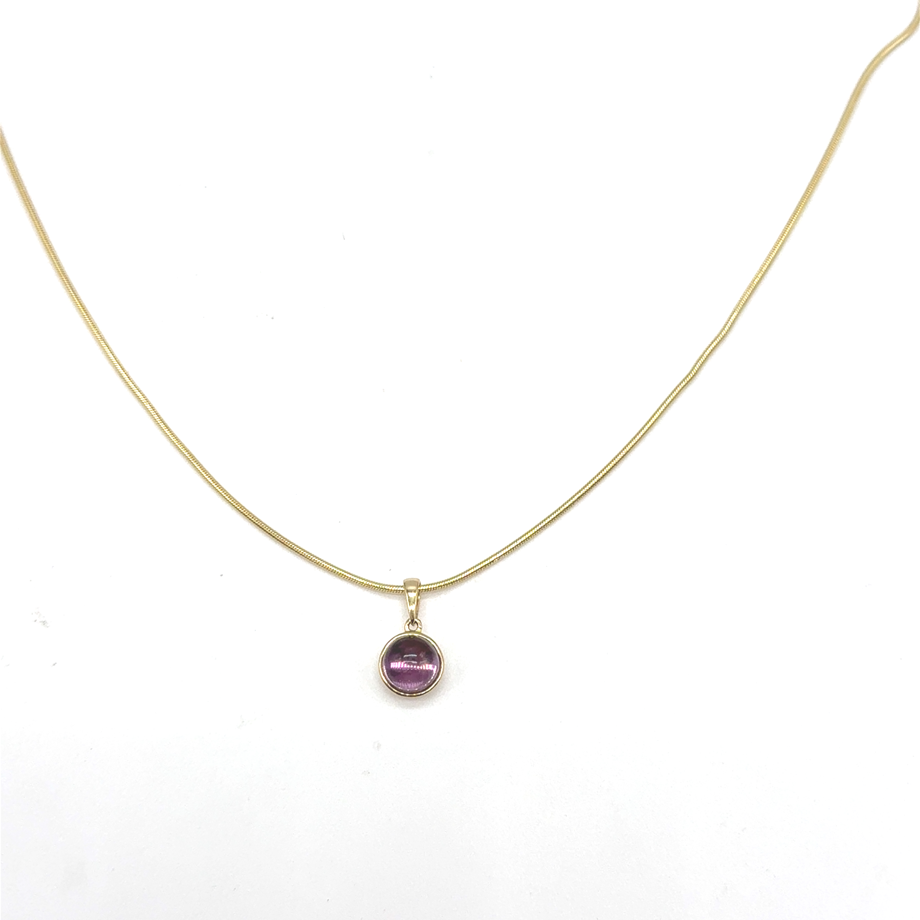 De geelgouden ketting met ronde amethist hanger is een prachtig sieraad. Met een gecombineerd gewicht van 5,2 gram en een lengte van 45 cm straalt deze ketting klasse uit. De 14-karaats geelgouden ketting met amethist draag je perfect op een elegante jurk of blouse, ideaal voor speciale gelegenheden. Voeg dit verfijnde sieraad toe aan je collectie!

De breedte van de ketting is 1 mm en van de hanger 8 mm.