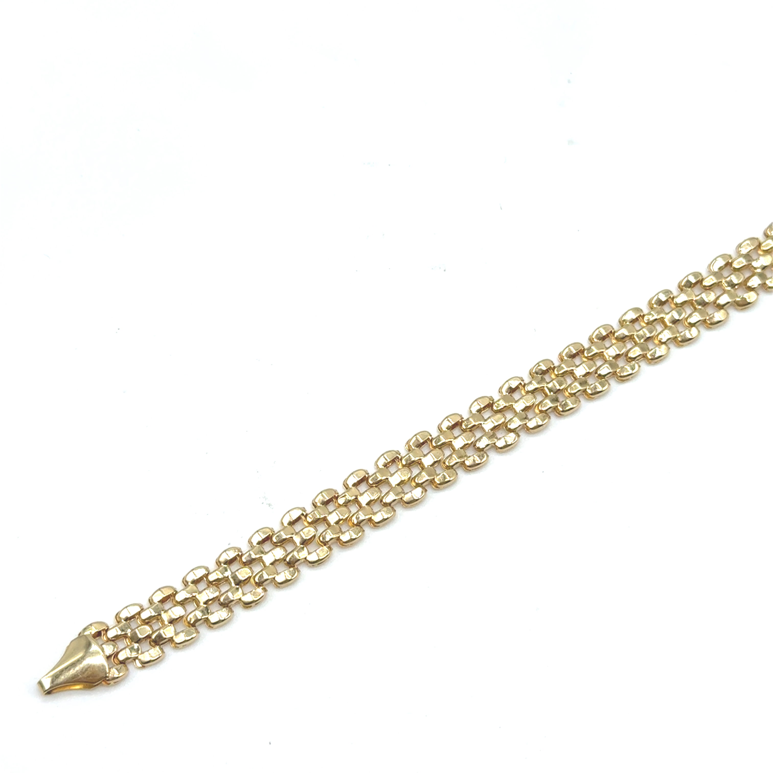 De geelgouden pantherschakel armband, model biedt een elegante uitstraling met een breedte van 9,6 mm. Deze armband is gemaakt van 14 karaat goud en weegt 8,7 gram. Met een lengte van 19 cm valt hij mooi om de pols. De glanzende gouden kleur maakt het perfect voor zowel casual als formele gelegenheden.