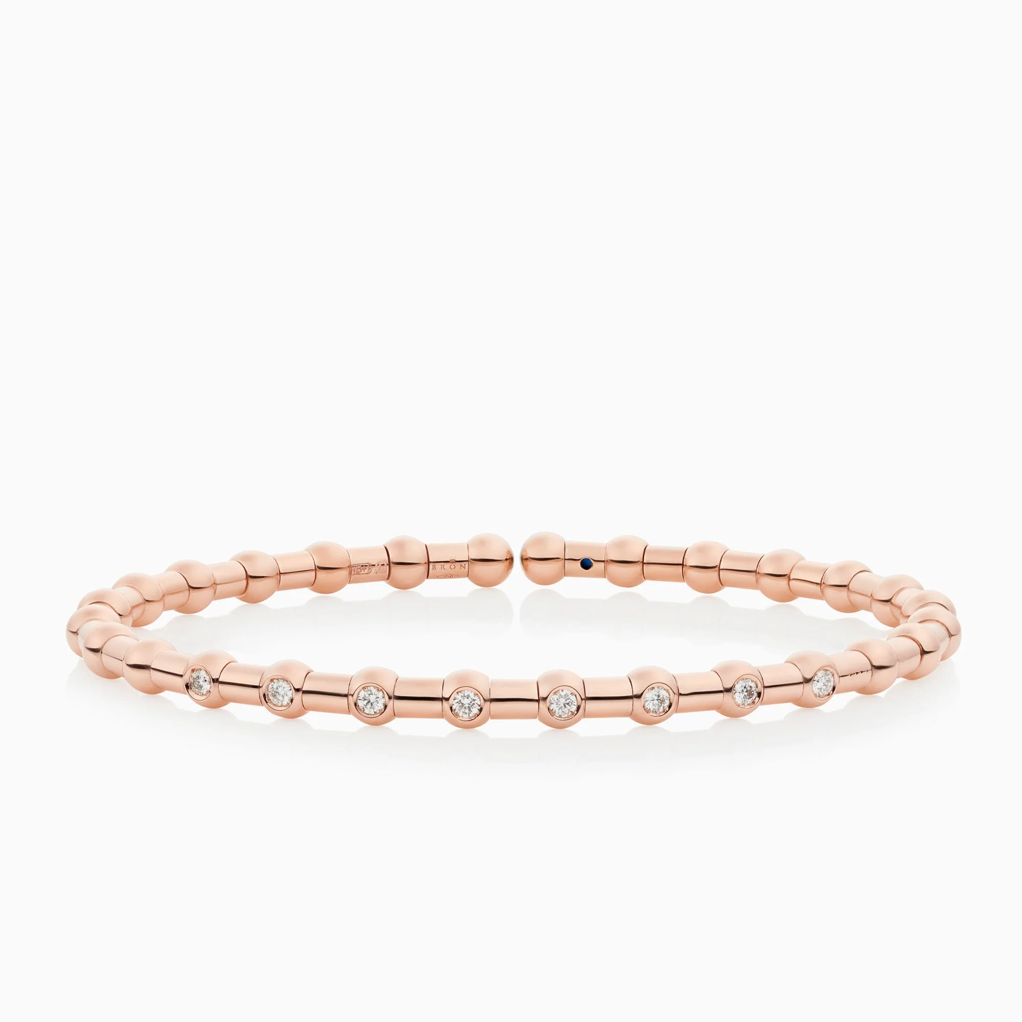 Deze Reflex armband van Bron is vervaardigd uit 18 karaats roségoud en is afgewerkt met witte diamanten voor een subtiele glans. Het referentienummer is 7AR4030BR.