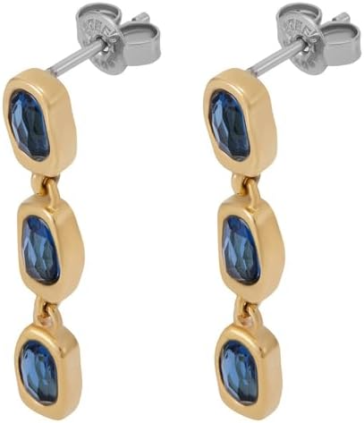 Gepolijst goudkleurig roestvrij staal combineert met gladde, blauwe, door zeeglas geïnspireerde accenten in deze minimalistische oorbellen. Een post-back sluiting zorgt voor een naadloze, moderne afwerking.