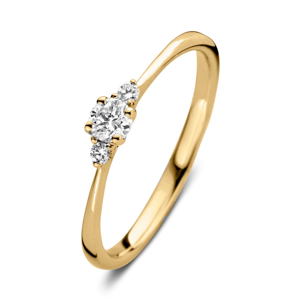 Deze Exclusieve Gouden Ring is een verfijnd sieraad gemaakt van geelgoud, met een briljantgeslepen diamant van 0,15 karaat, kleur G en zuiverheid SI1. Ideaal voor verlovingen, het straalt elegantie en finesse uit. Draag het dagelijks als een blijvende herinnering aan een bijzondere verbintenis. Gewicht: 2 gram, Diameter: 57 mm.