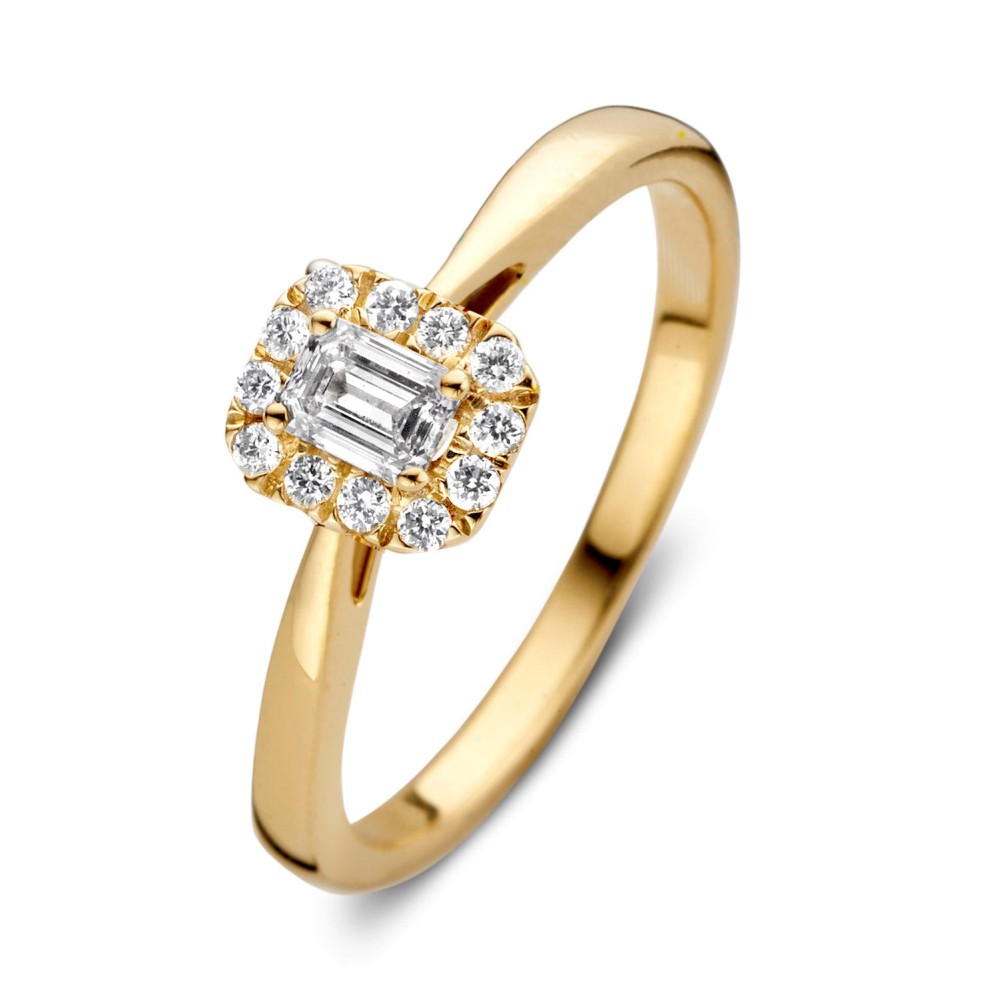 De Aurore gouden ring (modelnummer RA15300030-55) is een elegante ring, verfijnd met een SI1 diamant van 0,2 karaat in emerald slijpvorm en G-kleur. Ideaal voor een verfijnde look, straalt hij luxe uit. Perfect om te dragen tijdens formele evenementen of als dagelijks luxueus accessoire. Verkrijgbaar in maat 55 met een prachtige glans.