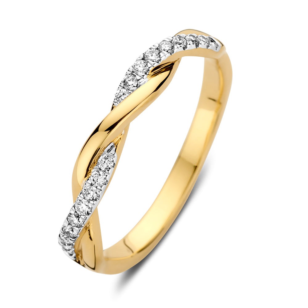 De geelgouden ring 'Jackie' is een ware eyecatcher met zijn elegante twistband en 18 sprankelende briljanten (samen 0,15 ct.). Dit sieraad straalt een verfijnde charme uit en voegt een speelse dynamiek toe aan elke look.

Of je de Jackie ring solo draagt voor een subtiele uitstraling of als aanschuifring voor een extra vleugje glamour, deze ring is uiterst veelzijdig. De unieke twist van het ontwerp maakt hem perfect om te combineren met andere ringen, terwijl de glinstering van de diamanten altijd in het oog springt.