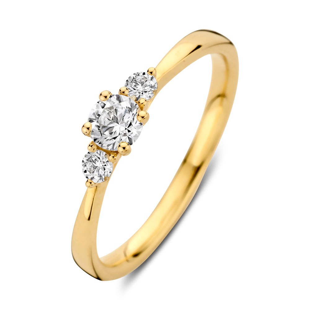 Alix is een schitterende driesteensring! Zoals de naam al verklapt bevat de ring drie diamanten, waarbij de twee zijstenen de grote middensteen extra laten stralen. De drie stenen staan symbool voor het verleden, heden en de toekomst. Het is daarom een perfecte ring voor speciale gelegenheden als bijvoorbeeld een verloving! We hebben Alix bovendien zo ontworpen dat er een aanschuif- of trouwring tegenaan gedragen kan worden.