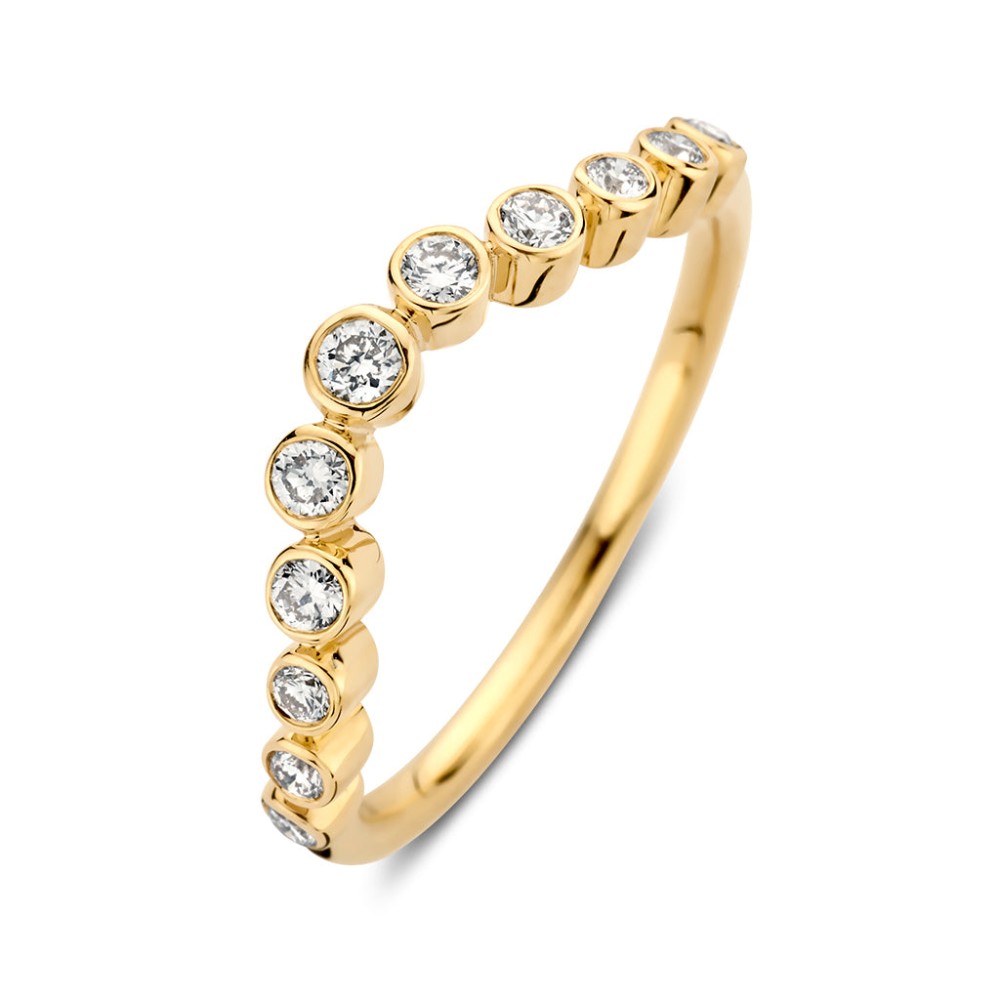 De geelgouden 'Luna Wave' ring voegt een betoverende dimensie toe aan elke ringencollectie. Met zijn unieke golvende ontwerp en 11 sprankelende briljanten (samen 0,26 ct.) is deze ring een perfecte aanvulling als aanschuifring tegen een andere ring (met middensteen).

De elegante slag van de Luna Wave ring omarmt de vinger op een speelse manier, terwijl de schittering van de diamanten zorgt voor een subtiele luxe. Of je nu een statement wilt maken of je look wilt verfijnen, deze ring past moeiteloos bij elke stijl.

Combineer hem met de bijpassende Luna oorringen, de Luna rijring of een andere prachtige Aurore ring voor een harmonieuze set die zowel modern als tijdloos is. Laat je verleiding en creativiteit de vrije loop met de betoverende schoonheid van de Luna Wave ring!
