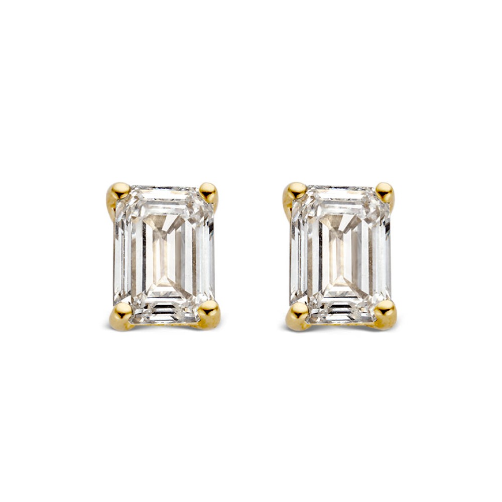 De emerald diamanten zijn de eyecatchers van de prachtige Nora serie. De schitterende langwerpige diamanten tonen een bijzondere diepte. Dit wordt ook wel hethall of mirroreffect genoemd. Emerald geslepen diamanten tonen groot en onalledaags.Deze solitair oorstekers zijn gezet met 2 x 0,50 crt. en hebben dus een totaal gewicht van 1,00 crt. Kies zelf de gewenste steengrootte van jouw diamant. De Noraoorbellen zijn in verschillende maten en goudkleuren beschikbaar.

Deze oorbellen hebben een warme geelgouden zetting met diamant. De oorstekers zijn voorzien van stevige gouden schuifjes, waardoor ze mooi in het oor blijven zitten.

De Noraoorbellen zijn onderdeel van een set, in onze collectie zijn bijpassende colliers en ringen te vinden.

Oorstekers Nora 1,00 crt. 18 karaat geelgoud 2 x emrald diamant &aacute; 0.50ct
