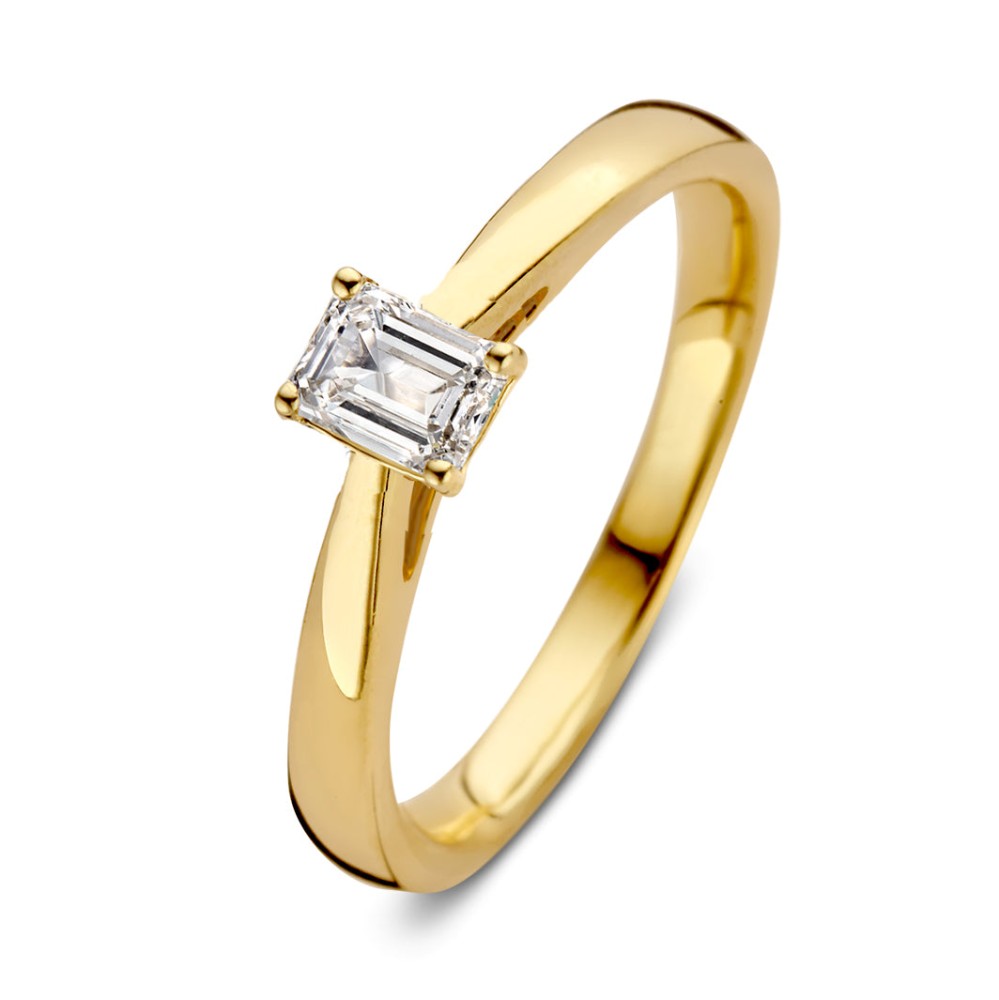 Ring Nora is een bijzondere en elegante solitair ring. Bij de Nora collectie is de emerald geslepen diamant de echte eyecatcher. Deze ring bevat een emerald diamant in vierpoot zetting. Dankzij de lange facetten heeft deze diamant een heldere en betoverende uitstraling. Kies zelf de gewenste steengrootte van jouw diamant. Deze ring is 18 karaat geelgoud met labaratorium diamant