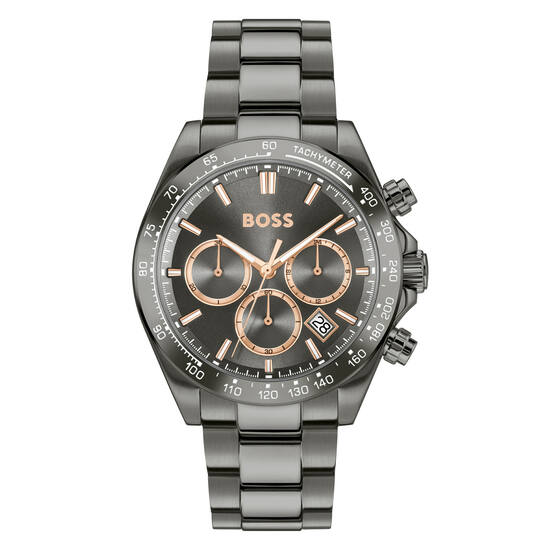 Dit Boss horloge behoort tot de Hero collectie.
Referentienummer: HB1514267

Dit Boss horloge is een sportief horloge. Het horloge heeft mineraalglas, een zwarte wijzerplaat en een stalen horlogekast met een kastdiameter van 43 mm. Op de grijze chronograaf wijzerplaat met rosegoudkleurige details is de datum af te lezen op 4-uur.