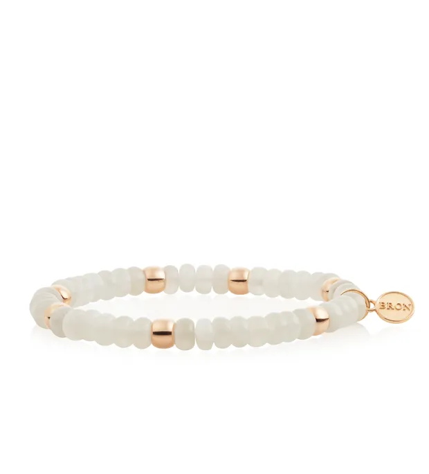 Deze Reflex armband is vervaardigd uit 18‑karaats roségoud en bezet met witte maansteen, met zeven gouden ornamentjes en het Bron‑label voor een luxueuze, verfijnde uitstraling. Het referentienummer is 8AR3985MIX45. 