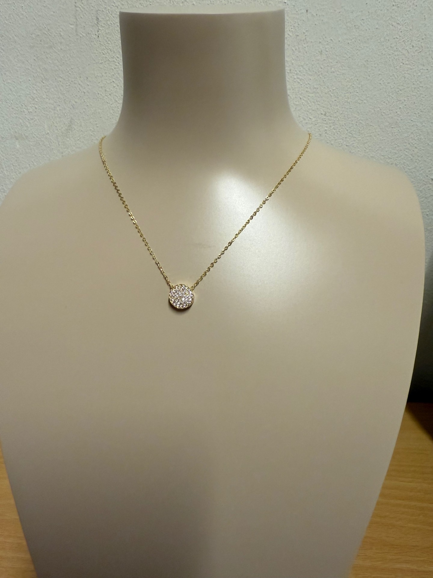 De product 1180 is een betoverende fantasieketting, ideaal voor wie houdt van unieke sieraden. Draag het als een statement stuk bij een eenvoudige outfit om de prachtige details te benadrukken of combineer het met andere kettingen voor een gelaagde look. Perfect voor speciale gelegenheden of om dagelijks wat glamour toe te voegen.
