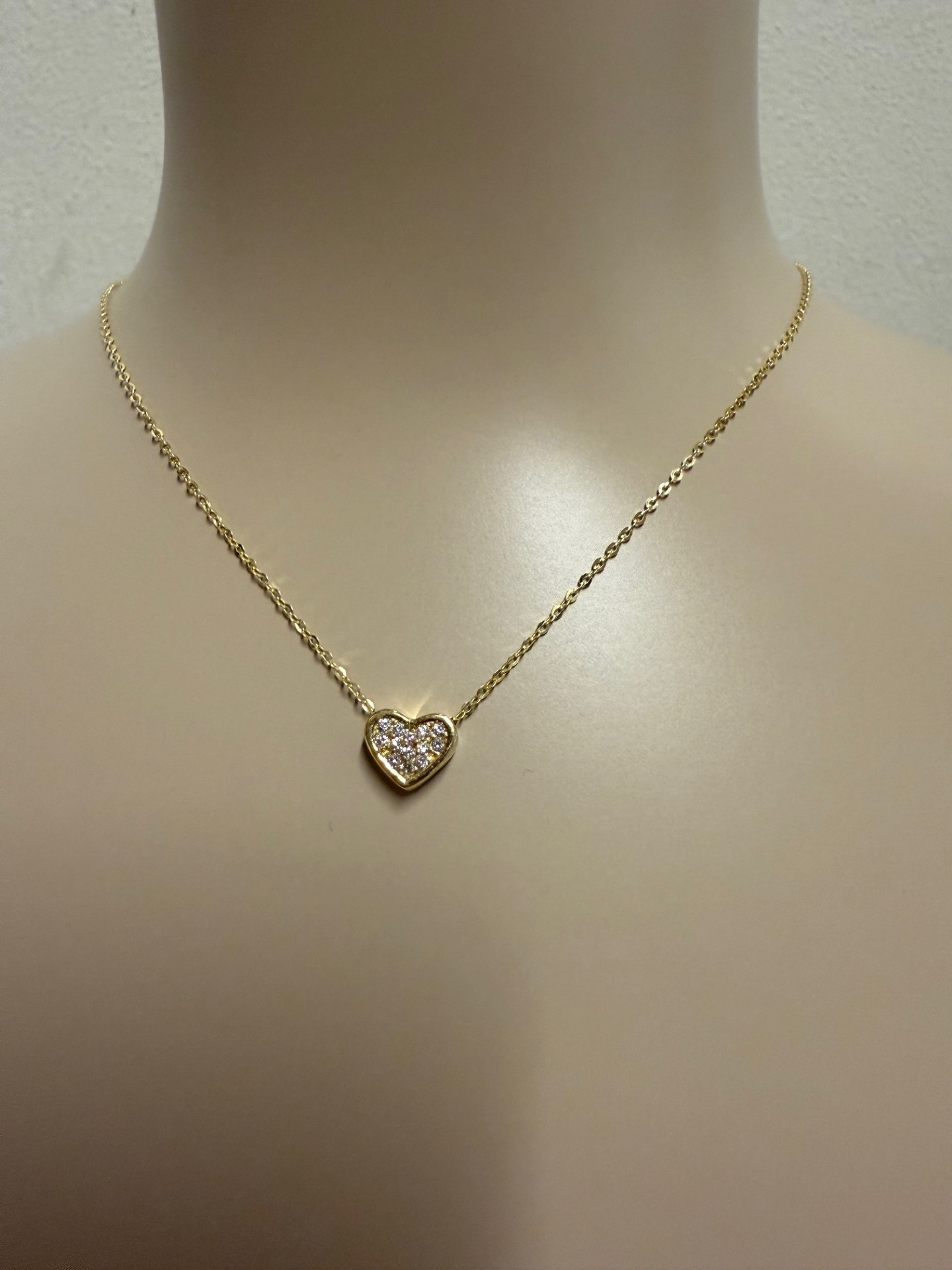 Product 2186 is een prachtige ketting in de categorie sieraden. Dit verfijnde sieraad voegt een vleugje elegantie toe aan elke outfit. Draag het als middelpunt van je ensemble of als subtiele aanvulling op je look. Perfect voor dagelijks gebruik of speciale gelegenheden, biedt deze ketting veelzijdigheid en stijl voor elke gelegenheid.