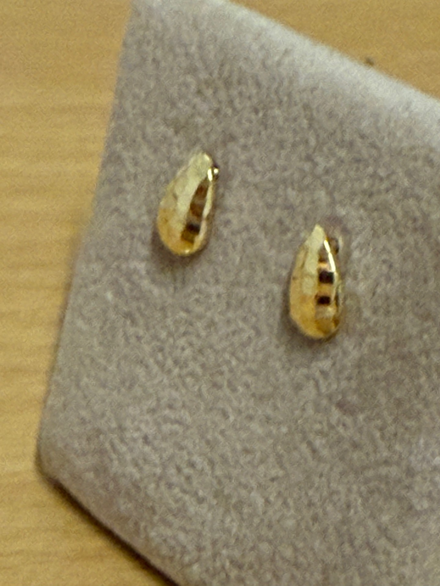 De VS304461 is een verfijnde accessoire uit de categorie 'JEWEL', specifiek ontworpen als 'PENDANT_EARRINGS'. Deze elegante oorbellen accentueren elke outfit, ideaal voor zowel formele als informele gelegenheden. Draag ze met opgestoken haar voor een verfijnde look of combineer met een bijpassende ketting om een stijlvolle set te creëren. Perfect voor een vleugje glamour.