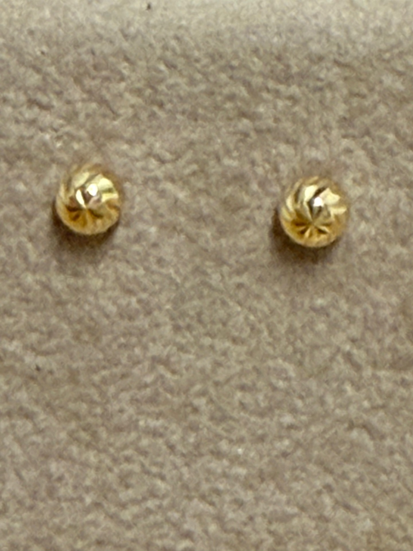 De AV5001-00 oorstekers zijn prachtige sieraden in de categorie "Jewel". Gemaakt van geelgoud, geven ze elke outfit een elegante uitstraling. Perfect voor dagelijks gebruik of speciale gelegenheden. Combineer met andere geelgouden sieraden voor een harmonieuze look. Ideaal om te dragen bij zowel casual als formele kledingstijlen.