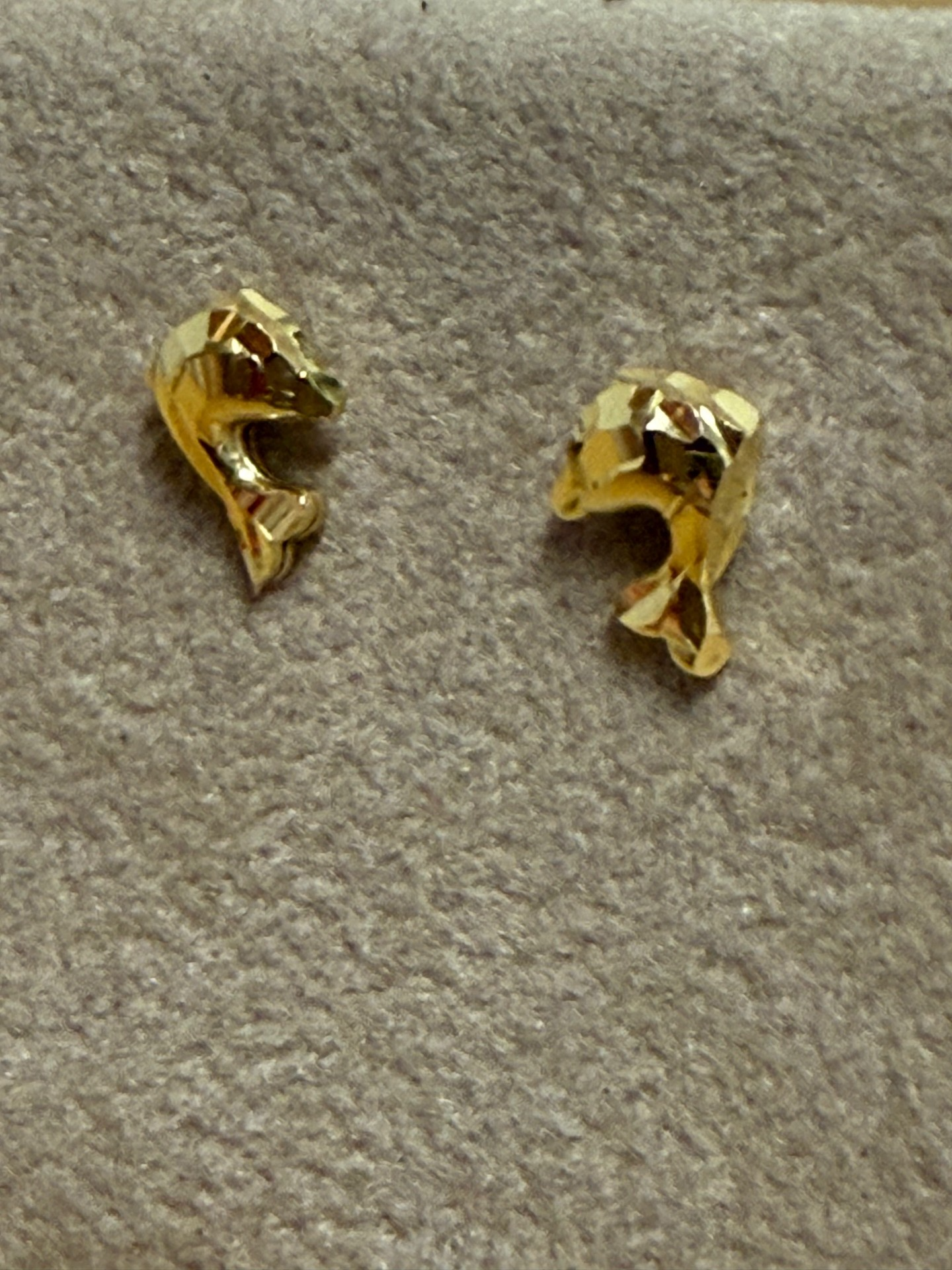 Productcode VS304481 biedt klassieke geelgouden oorknopjes, perfect voor een elegante uitstraling. Gemaakt van hoogwaardig materiaal, stralen ze verfijning uit. Draag deze oorbellen bij zowel casual als formele gelegenheden voor een tijdloze, stijlvolle look. Ideaal te combineren met andere gouden sieraden voor een harmonieuze uitstraling. Een veelzijdige aanvulling op elke sieradencollectie.