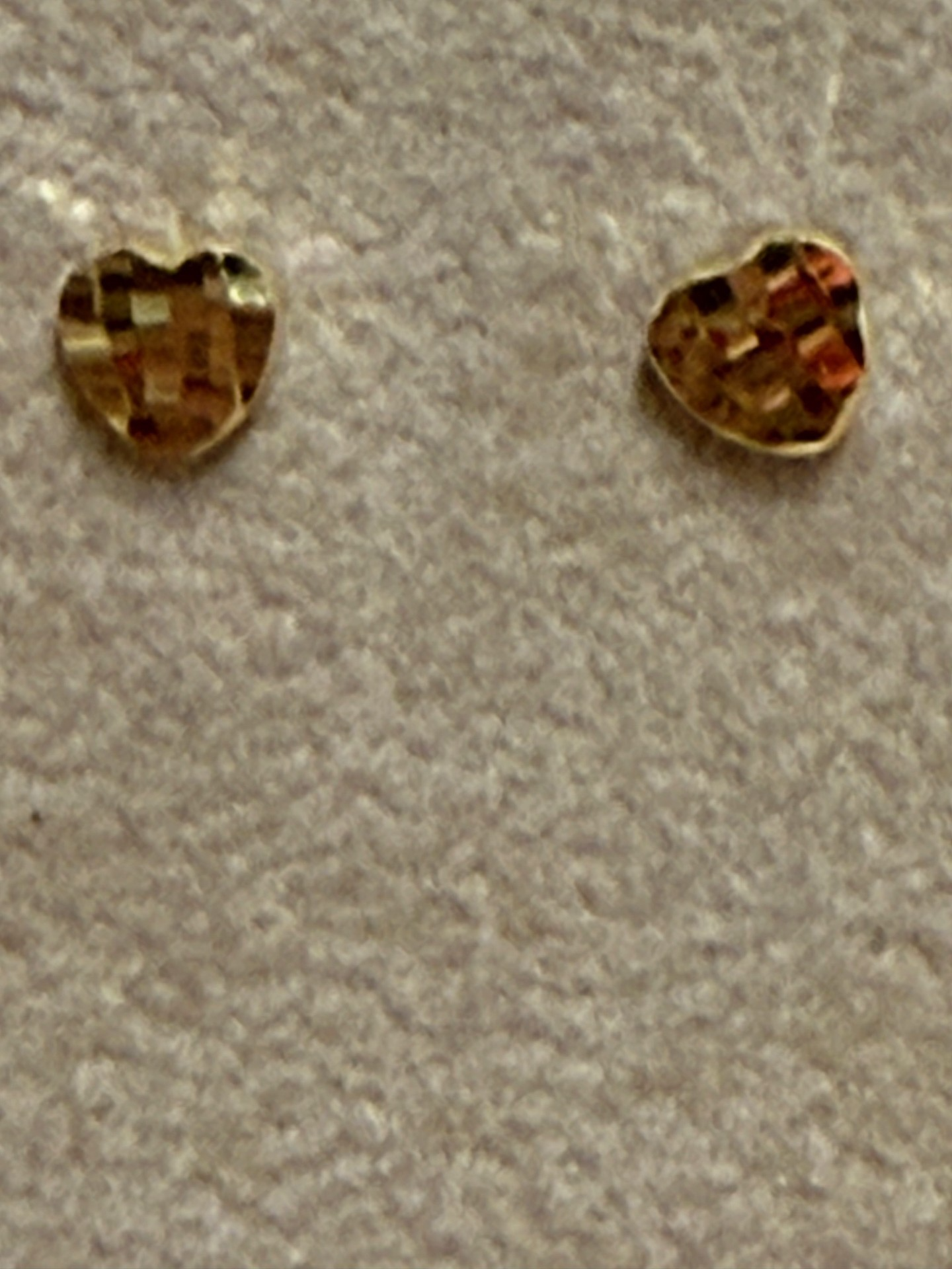 De VS30441 is een verfijnd paar geelgouden oorbellen die elke outfit elegantie geven. Draag deze stijlvolle oorstuds voor een chique avondje uit of om een dagelijks ensemble te verheffen. Combineer met andere gouden sieraden voor een harmonieuze uitstraling. Perfect voor elke gelegenheid waar stijl en subtiliteit samenvloeien. Voeg dit tijdloze stuk toe aan je sieradencollectie.