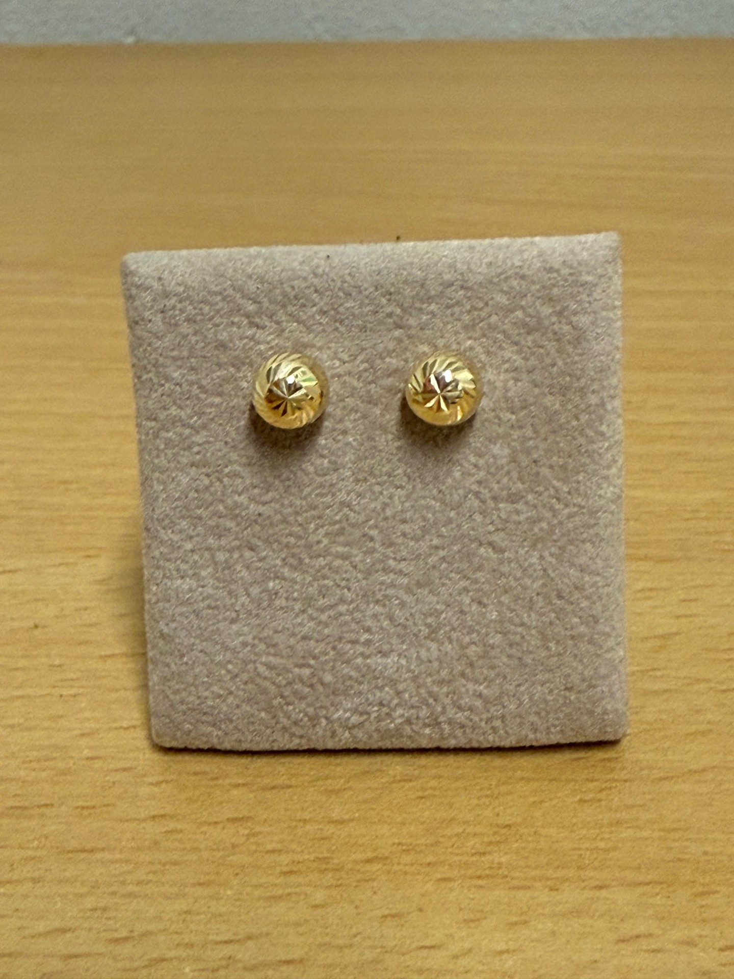 De AVG5003-00 van een onbekend merk is een verfijnde keuze in de categorie 'Jewel'. Deze prachtige oorbellen zijn geelgouden knoppen, perfect voor dagelijks gebruik of speciale gelegenheden. Combineer met een bijpassende armband of ketting voor een complete look. Draag ze met een opgestoken kapsel om de elegante detaillering te accentueren.