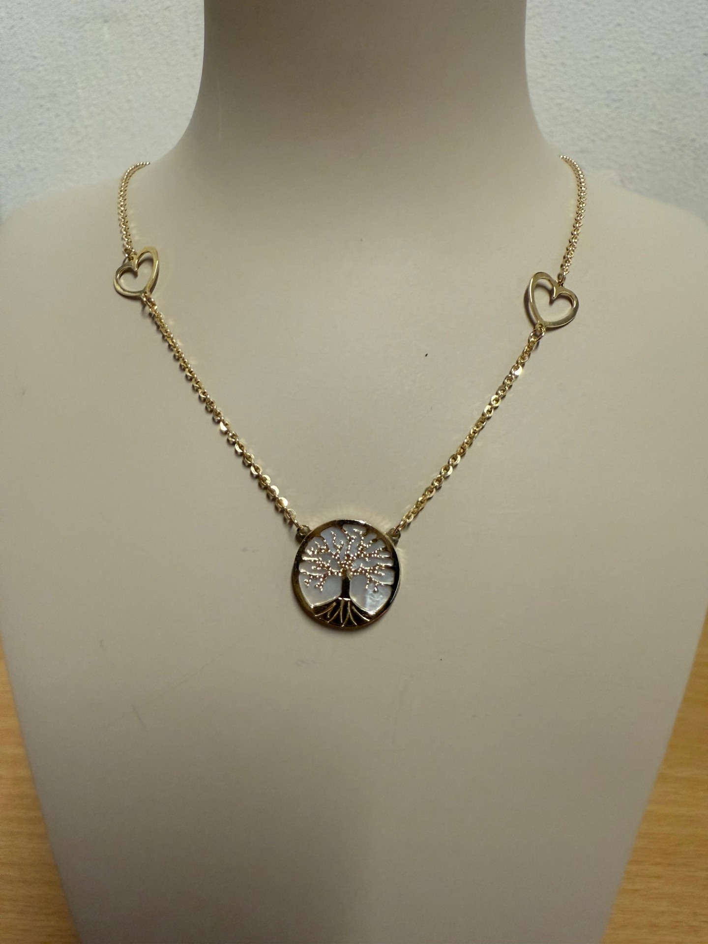 De VS100631 is een prachtige fantasieketting. Deze gouden ketting, gemaakt van 14 karaat goud en is 440 mm lang. Perfect voor een elegante look bij speciale gelegenheden. Draag hem solo voor een subtiele uitstraling of combineer met andere kettingen voor een gelaagd effect. De goudkleur voegt een vleugje luxe toe aan elke outfit.