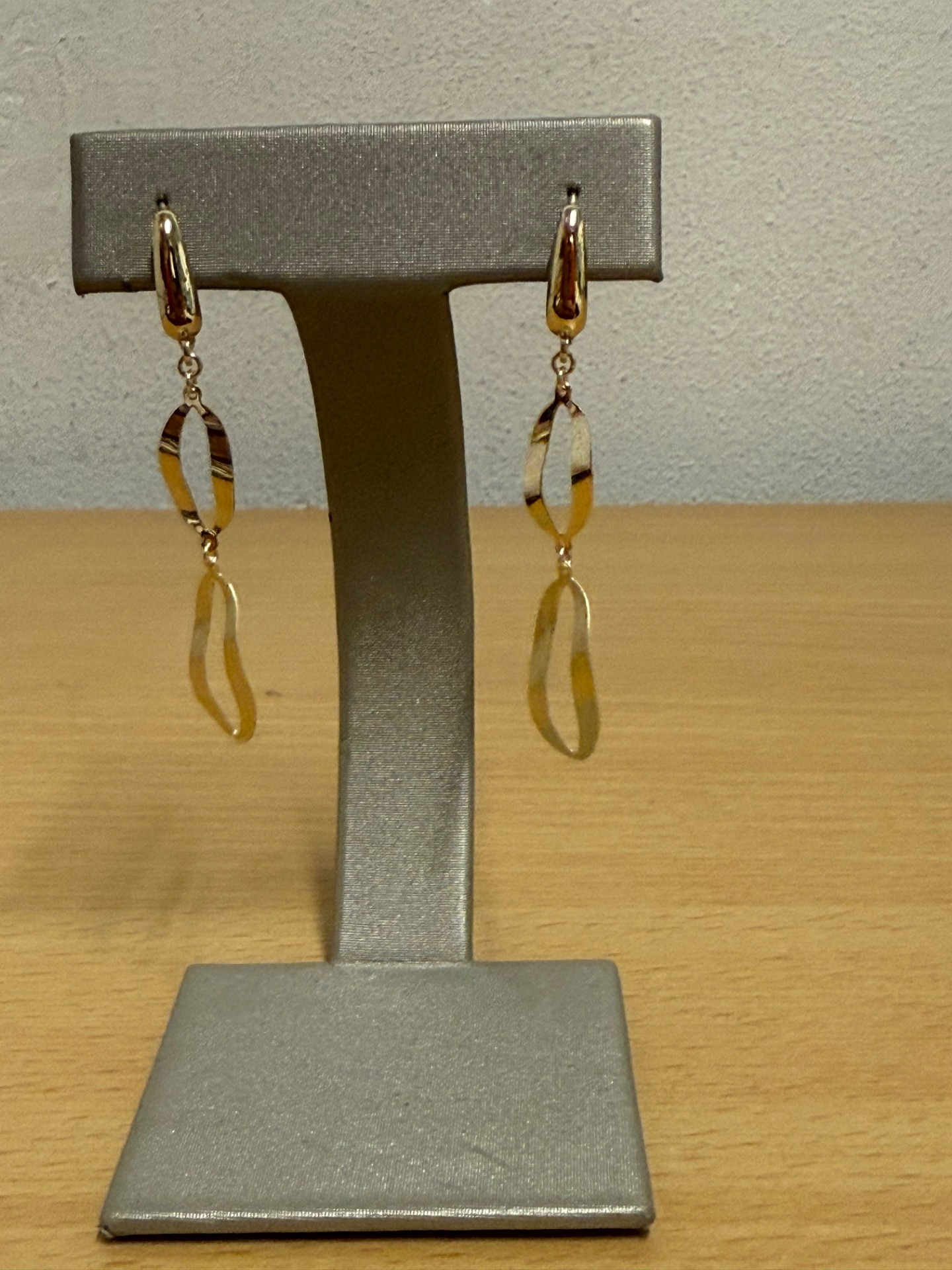 Deze sieraden, model FR3-27, zijn onderdeel van de FR3-24 serie en stralen elegantie uit. Ze behoren tot de categorie JEWEL en zijn ontworpen als PENDANT EARRINGS. Het beste om deze oorbellen te dragen, is met formele of feestelijke outfits, waarbij ze elke look verfijnen en verrijken. Perfect voor speciale gelegenheden of een avondje uit.