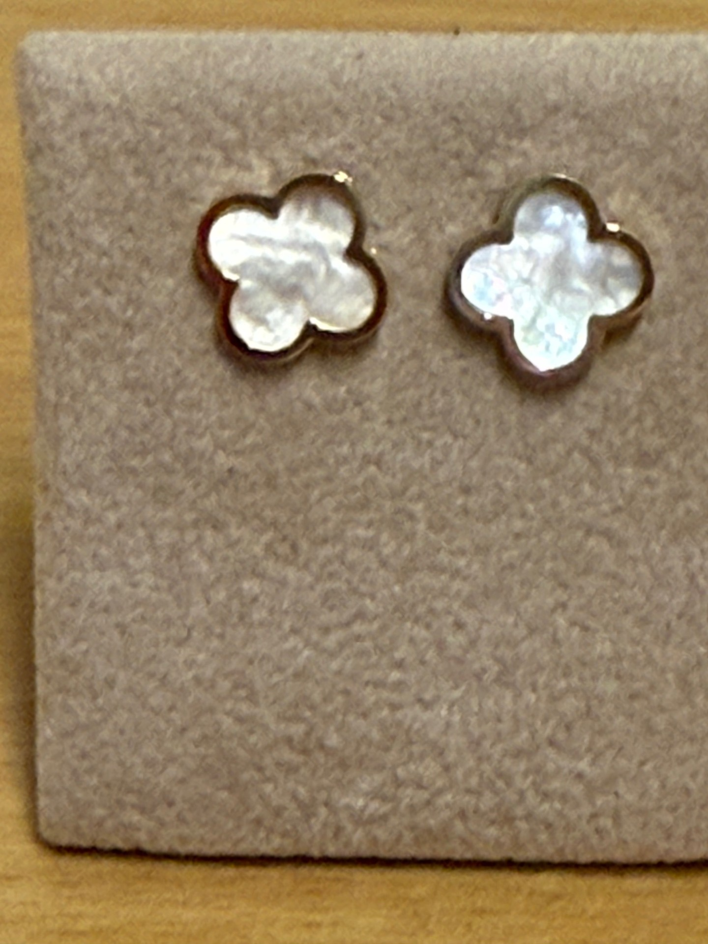 De VS304651 is een prachtig paar stud oorbellen, uitgevoerd in geelgoud. Deze elegante oorbellen voegen een vleugje verfijning toe aan elke outfit. Perfect voor dagelijks gebruik of speciale gelegenheden. Combineer ze met andere gouden sieraden voor een samenhangende look of draag ze solo als een subtiele blikvanger. Een veelzijdige aanvulling op je sieradencollectie.