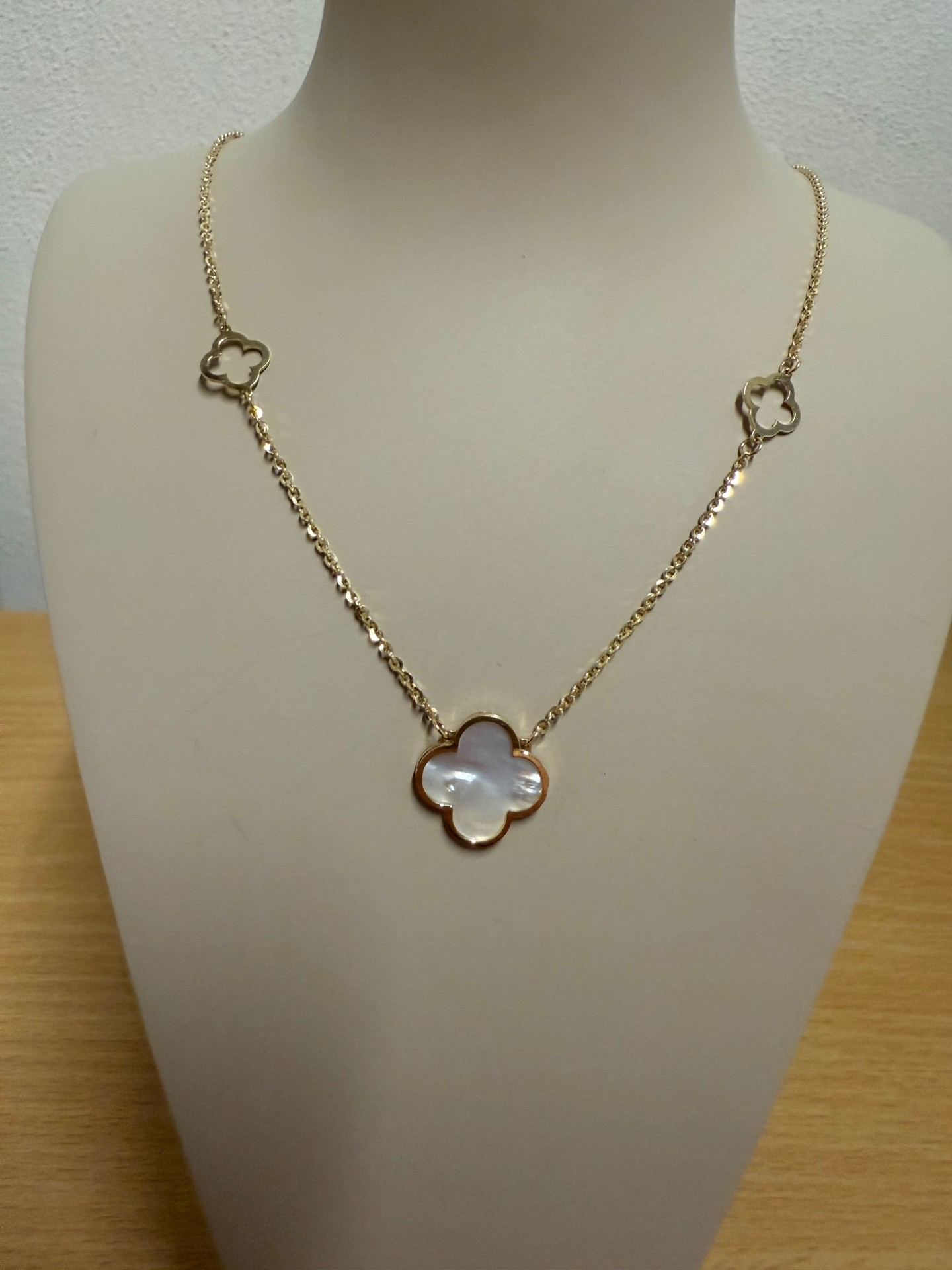 De VS104291 is een fantasieketting, ideaal voor een opvallende look. Deze unieke halsketting is perfect om te dragen bij feestelijke gelegenheden of om een eenvoudige outfit meer flair te geven. Combineer hem met bijpassende accessoires voor een complete look. Draag hem over een simpele top of jurk om de ketting echt te laten opvallen.