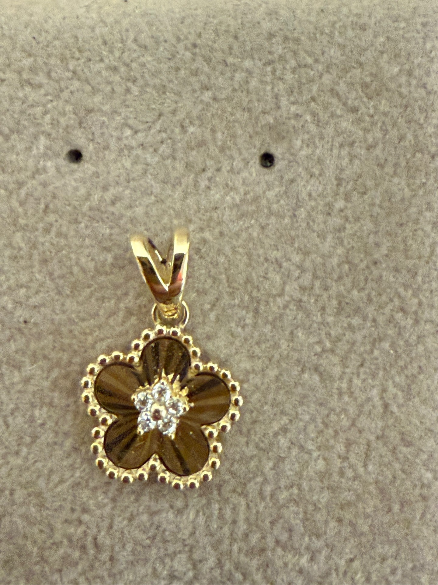 De FR6-32 JEWEL hanger combineert elegantie en stijl. Deze prachtige hanger is ontworpen om elke outfit te verfraaien. Draag het met een fijne ketting op een formele jurk of casual blouse voor een verfijnde look. Ideaal als cadeau of om jezelf te verwennen. Voeg een sprankeling toe aan elke gelegenheid met dit unieke sieraad.