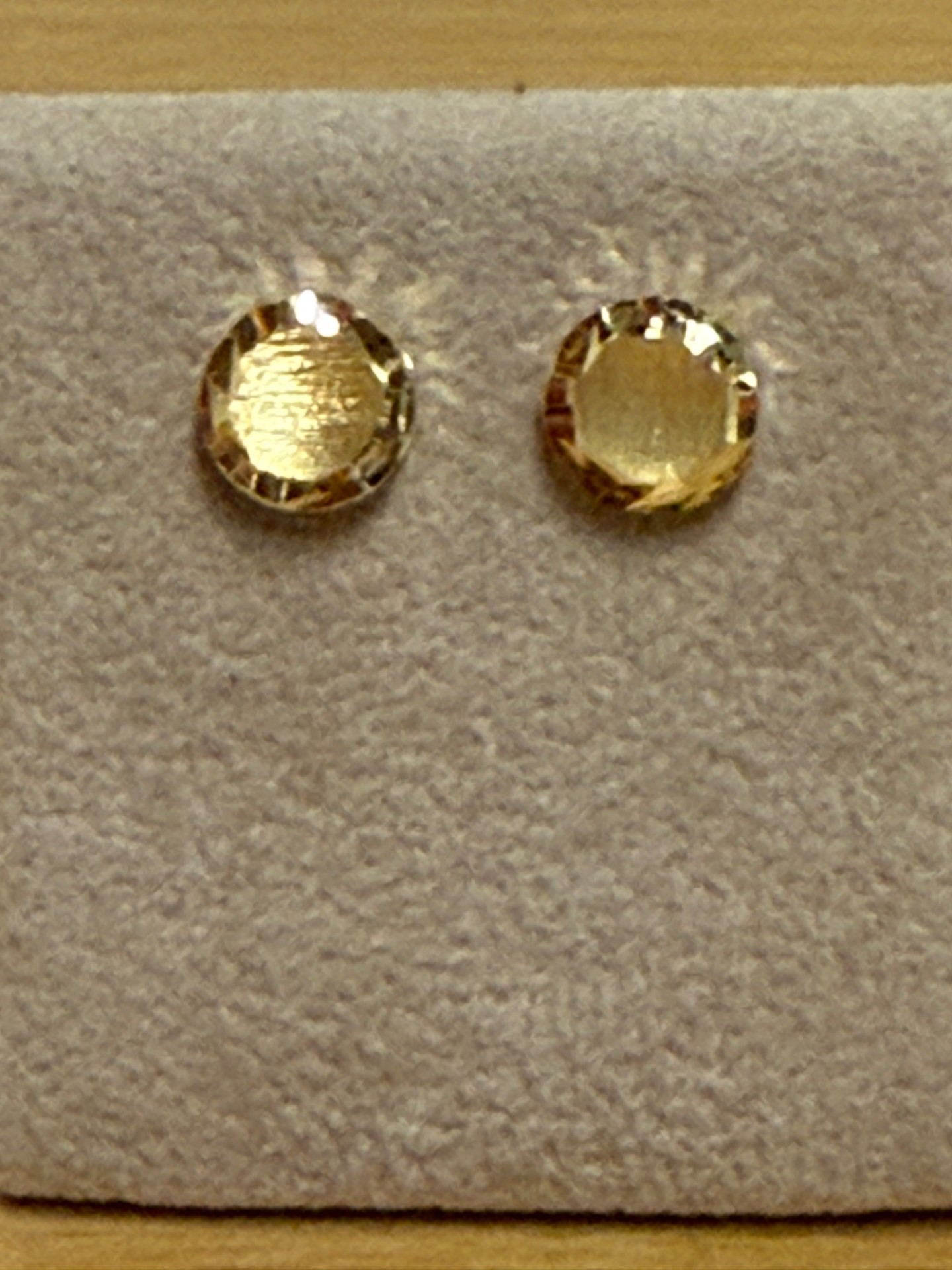 Product VS304311 is een paar betoverende stud oorbellen in de categorie Juwelen. Het strakke en verfijnde ontwerp maakt ze perfect voor zowel dagelijkse gelegenheden als feestelijke evenementen. Draag ze met opgestoken haar of een simpele paardenstaart om de glans volledig te laten zien. Een tijdloze toevoeging aan elke sieradencollectie. Perfect voor elke gelegenheid!
