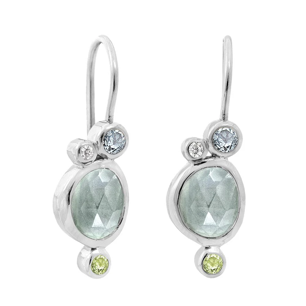 Deze sterling zilveren oorbellen hebben elk een 7 x 6 mm roosgeslepen niervormige blauwe kwarts met daarbij een 2 mm ronde gefacetteerde peridoot, een 2,5 mm ronde blauwe topaas en een 1,5 mm zirkonia. De lengte van de oorbellen is +/- 1,5 cm.