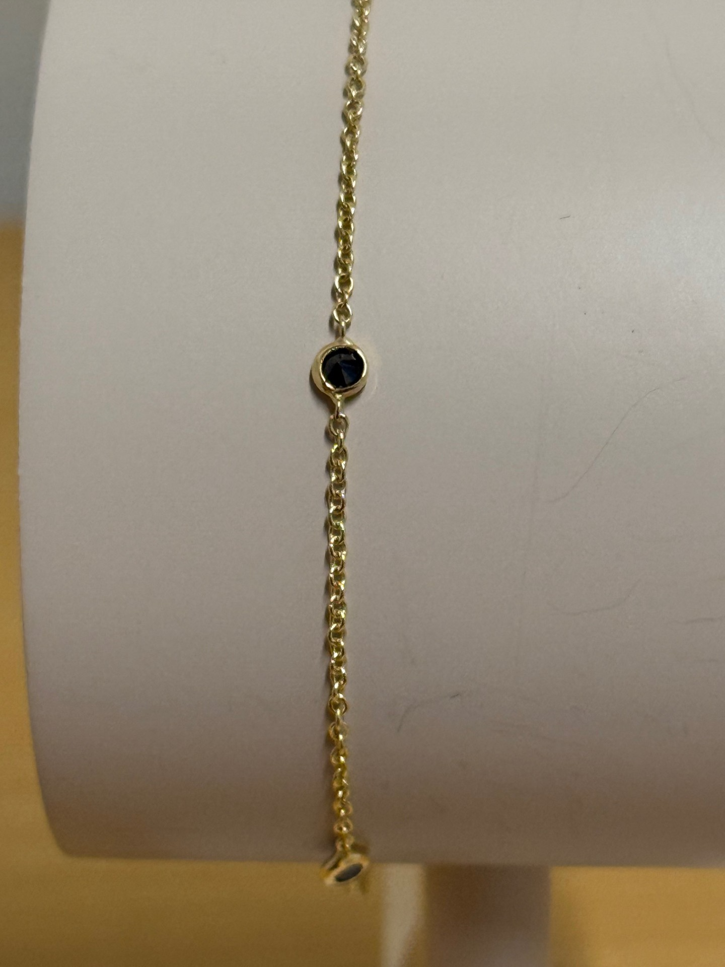De FR2-54 armband is een fantasierijke toevoeging aan je sieradencollectie, perfect voor elke gelegenheid. Deze opvallende fantasiearmband kan het beste solo gedragen worden of gecombineerd met andere delicate sieraden voor een gelaagd effect. Draag het om je pols voor een vleugje elegantie en stijl. Een must-have accessoire voor de fashion-forward individu.