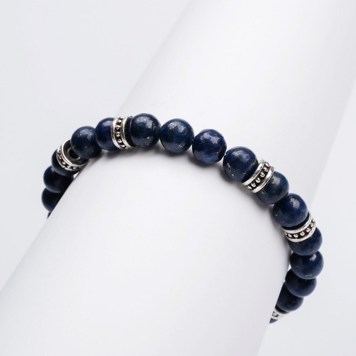 Superset" is het Engelse woord voor wiskundige superset. Onze "Superset"-armbanden gaan dus over niets minder dan het grotere geheel! Laat je unieke stuk echte lapis lazuli-kralen je inspireren tot een beetje nederigheid en vergeet nooit dat je slechts een mens bent die rondloopt op onze prachtige planeet.